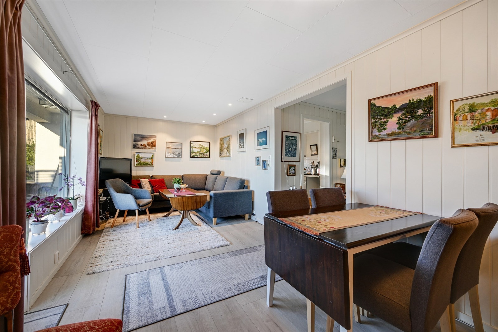 God plass til å innrede med sofa og spisebord. Galleribilde