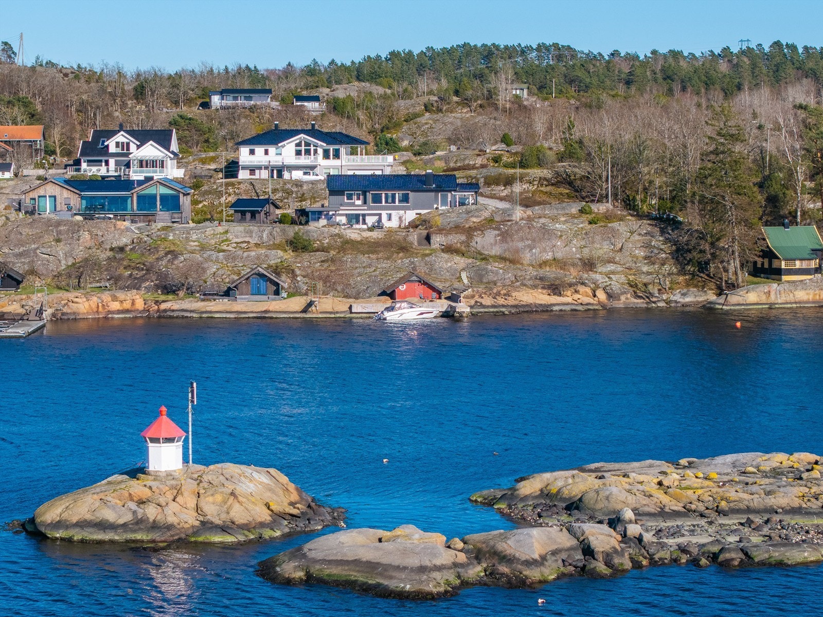 Beliggenheten gir enkel adkomst til skjærgården som Færder er kjent for, med utallige holmer, badeplasser og lune ankringssteder. Galleribilde