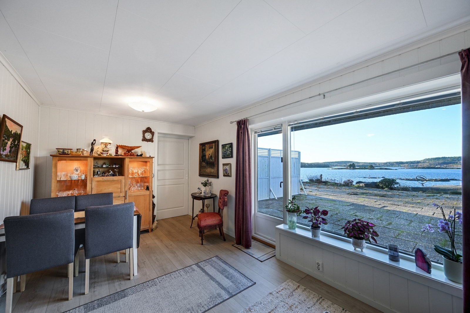 Adkomst direkte ut til en solrik markterrasse. Galleribilde