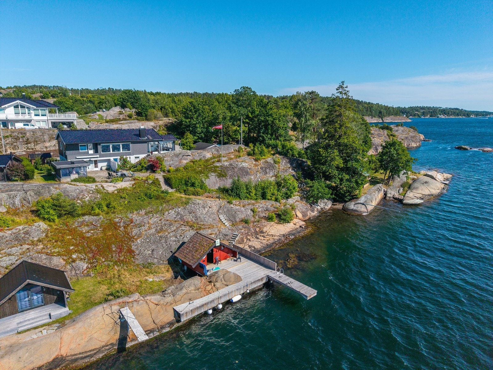 Eiendommen ligger svært attraktivt til på Tenvik og byr på en sjelden mulighet med ca. 2 mål vestvendt eiertomt helt nede ved sjøen. Galleribilde