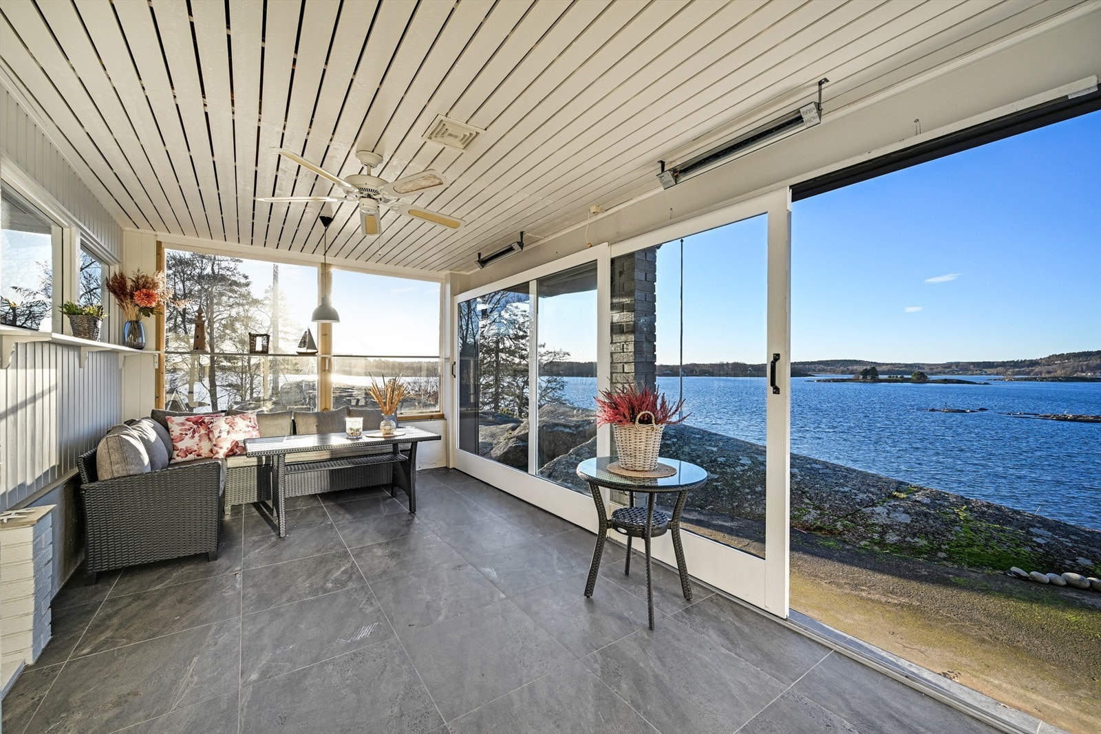 Stemningsfull hagestue, innglasset og perfekt for å nyte både solnedganger og sjølivet året rundt. Galleribilde