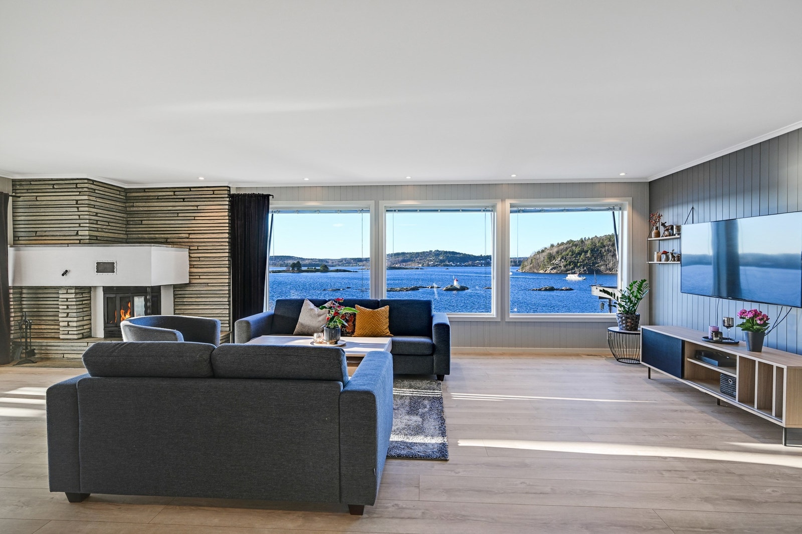 Her får man panoramautsikt over sjøen og en unik følelse av nærhet til vannet, rett fra sofakroken. Galleribilde