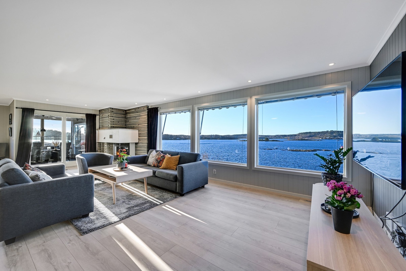Denne vestvendte eneboligen med hybel byr på spektakulær panoramautsikt over skjærgården - et syn som følger deg gjennom hele boligen, fra sofakroken til hagestuen. Galleribilde