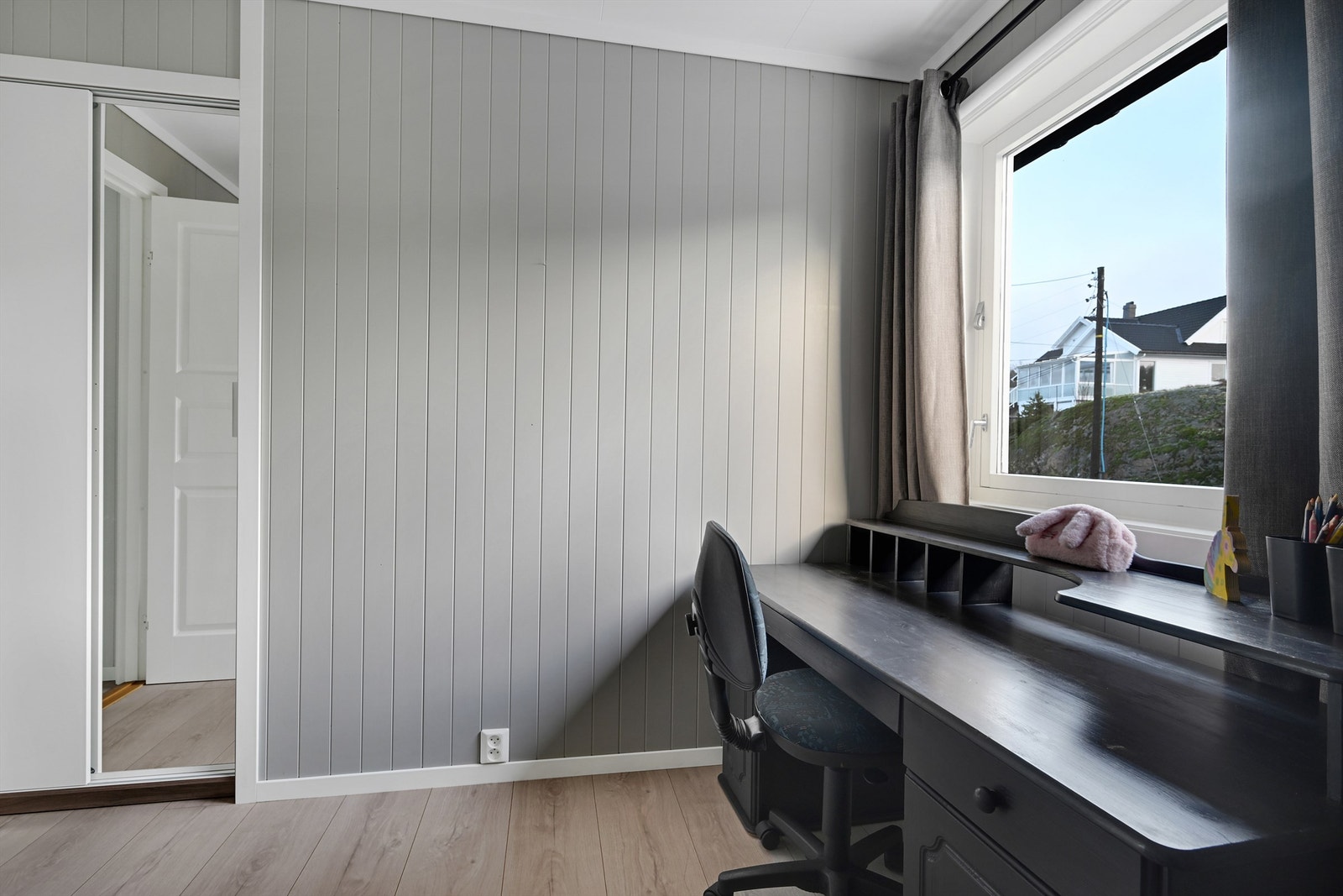 Plassbygget skyvedørsgarderobe. Galleribilde
