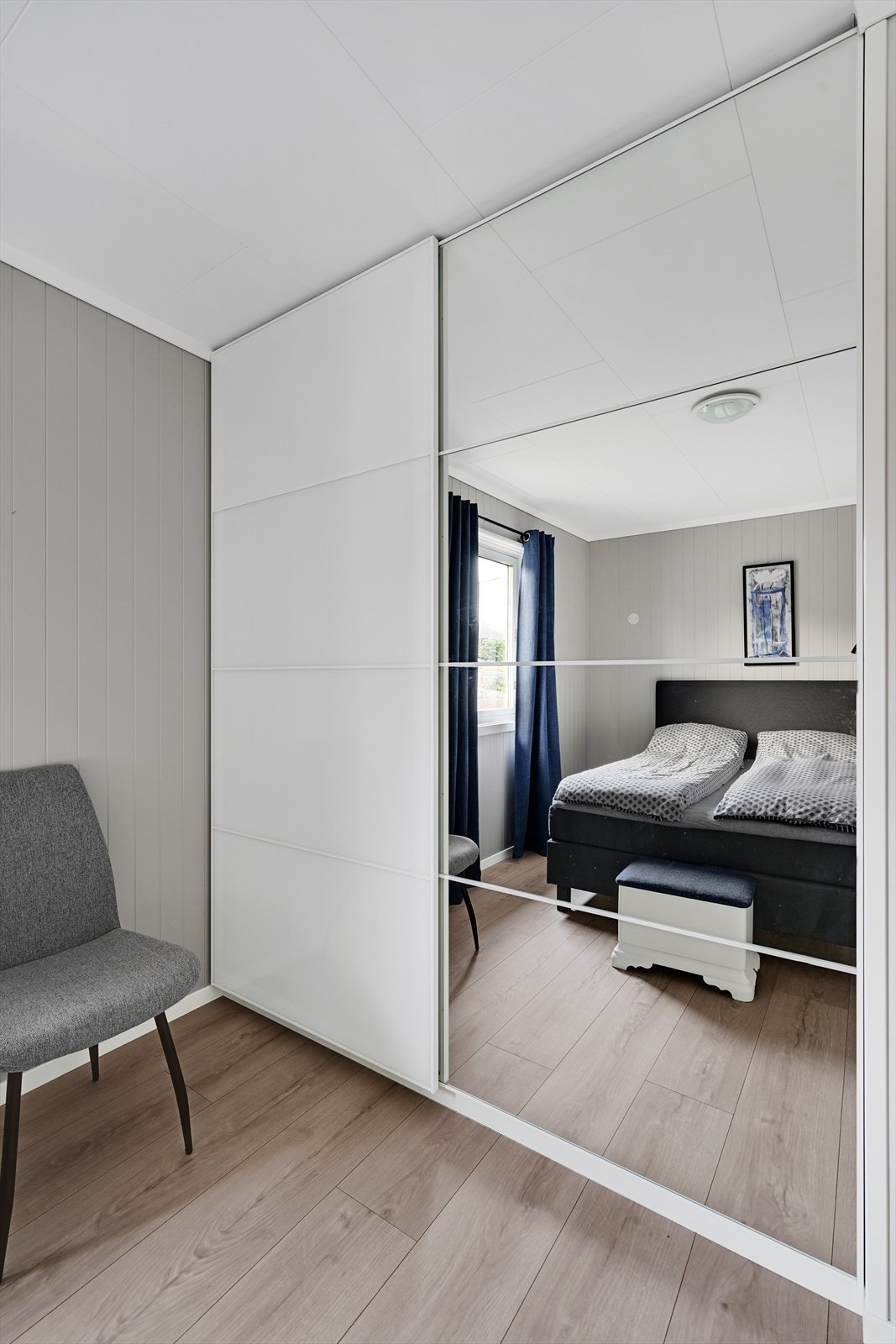 Praktisk skyvedørsgarderobe, en dør er med speil. Galleribilde