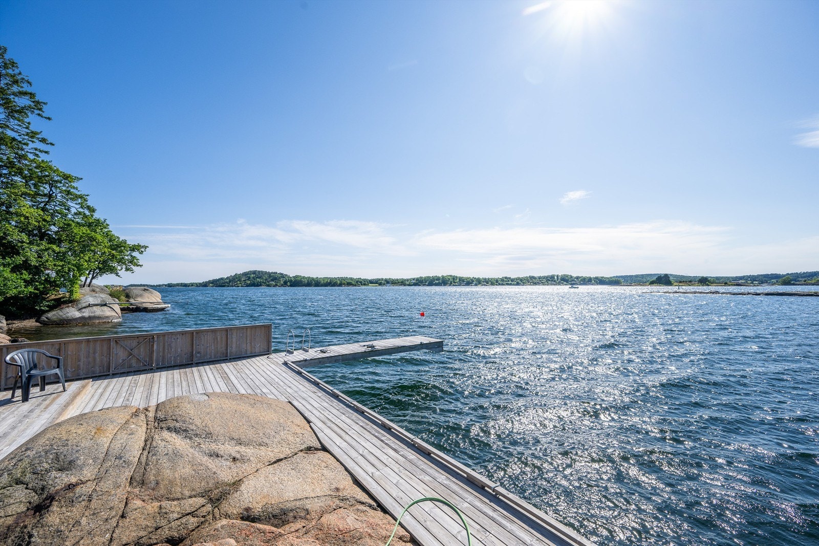 Eiendommen har egen brygge og båthus. Galleribilde