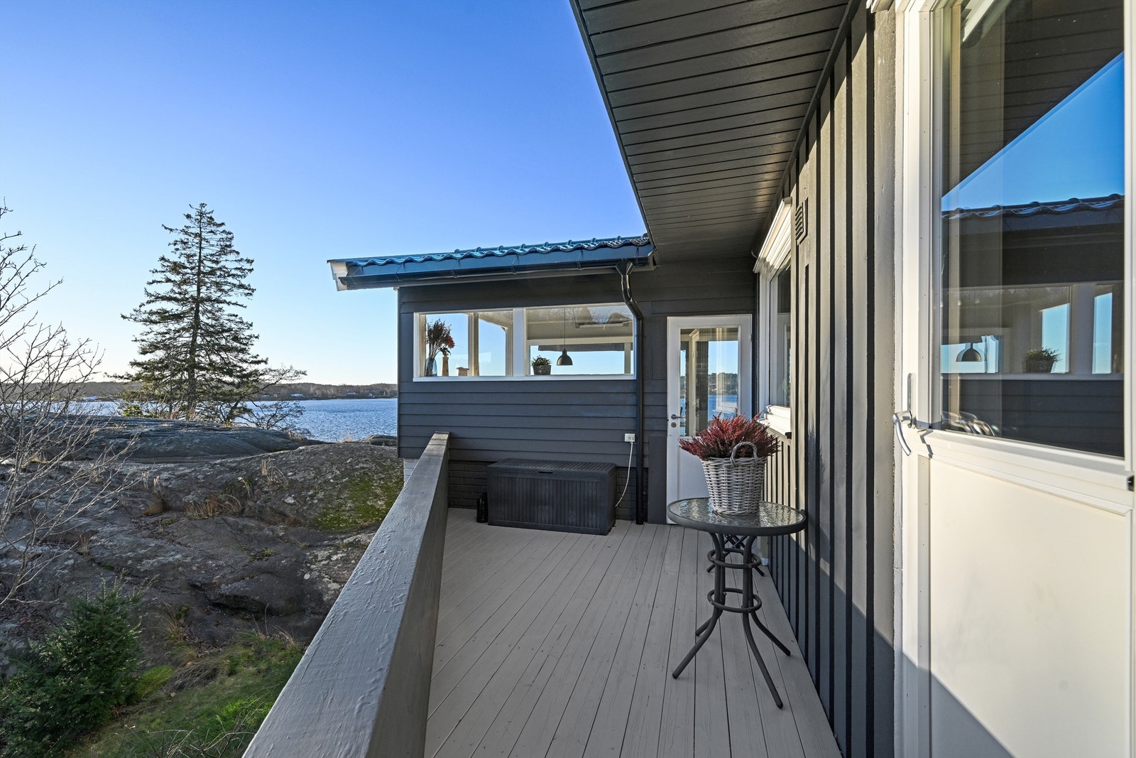 Boligen har flere utganger på ulike sider av huset som gir en enkel adkomst ut til de flotte uteplassene og naturen. Galleribilde