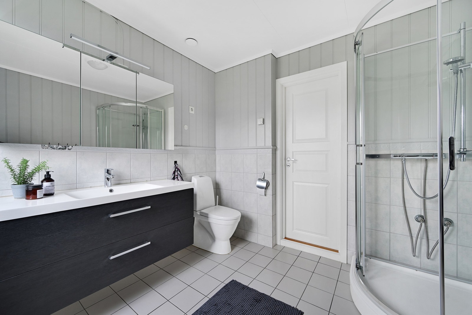 Badet er av god størrelse og er innredet med heldekkende servant, toalett og dusjkabinett fra 2019. Galleribilde