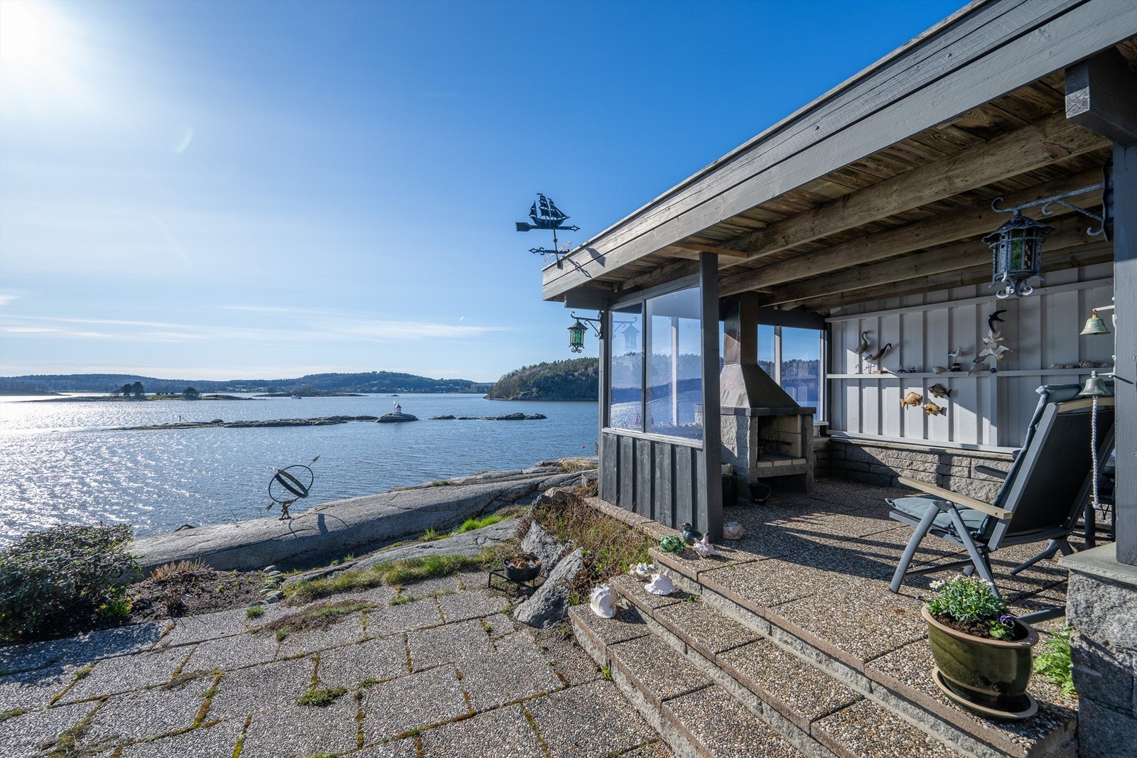 Her ligger forholdene til rette for å nyte lange ettermiddager og kvelder i solen, med flott utsikt over skjærgården og nærhet til maritime omgivelser Galleribilde
