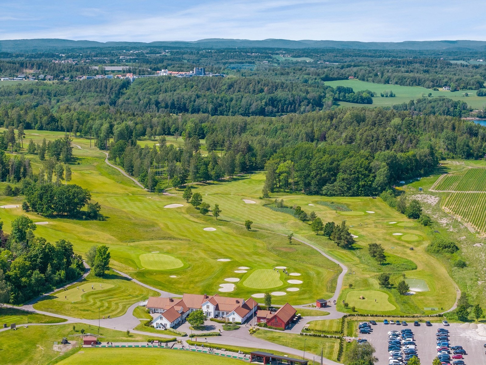 Borgheim ligger ca. 6,5 km unna og tilbyr et godt servicetilbud med dagligvareforretninger, bakeri, skoler, golfbane og øvrige sentrumsfunksjoner. Galleribilde