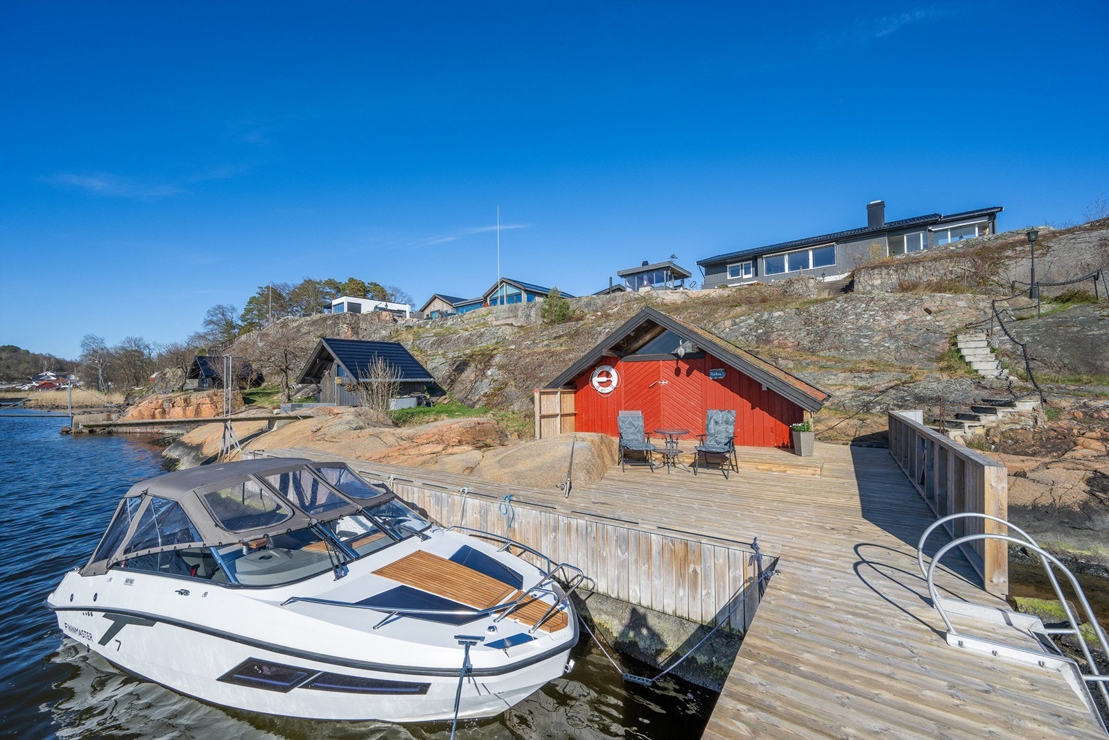 Her ligger forholdene til rette for å nyte lange ettermiddager og kvelder i solen, med flott utsikt over skjærgården og nærhet til maritime omgivelser. Galleribilde