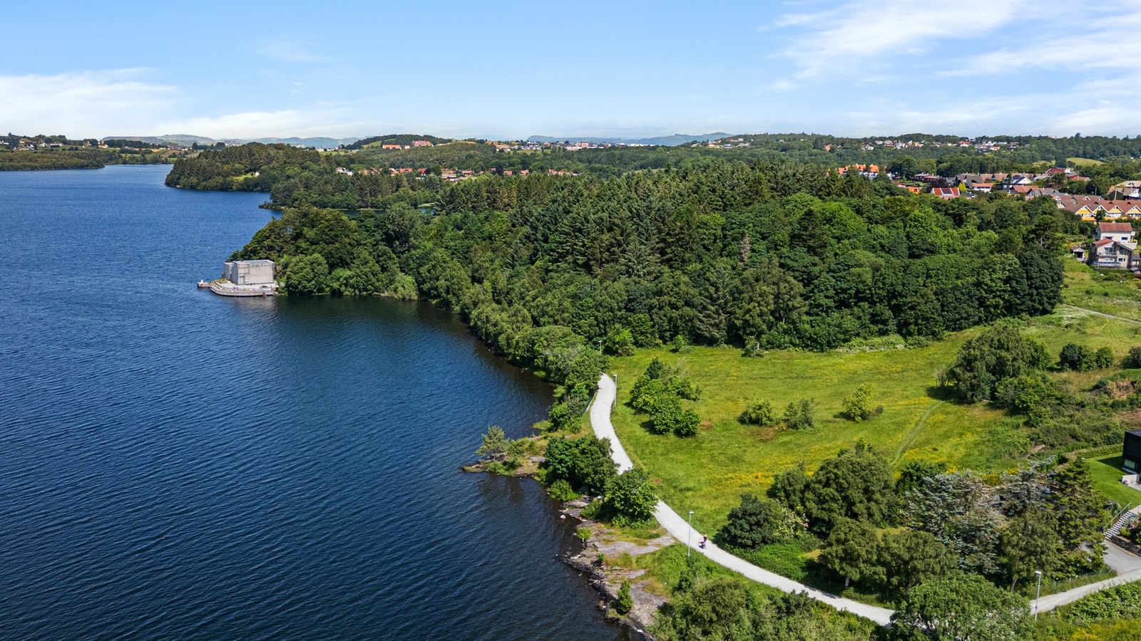 Rundt Stokkavannet er det en flott tursti, badeplasser og friområder. Galleribilde