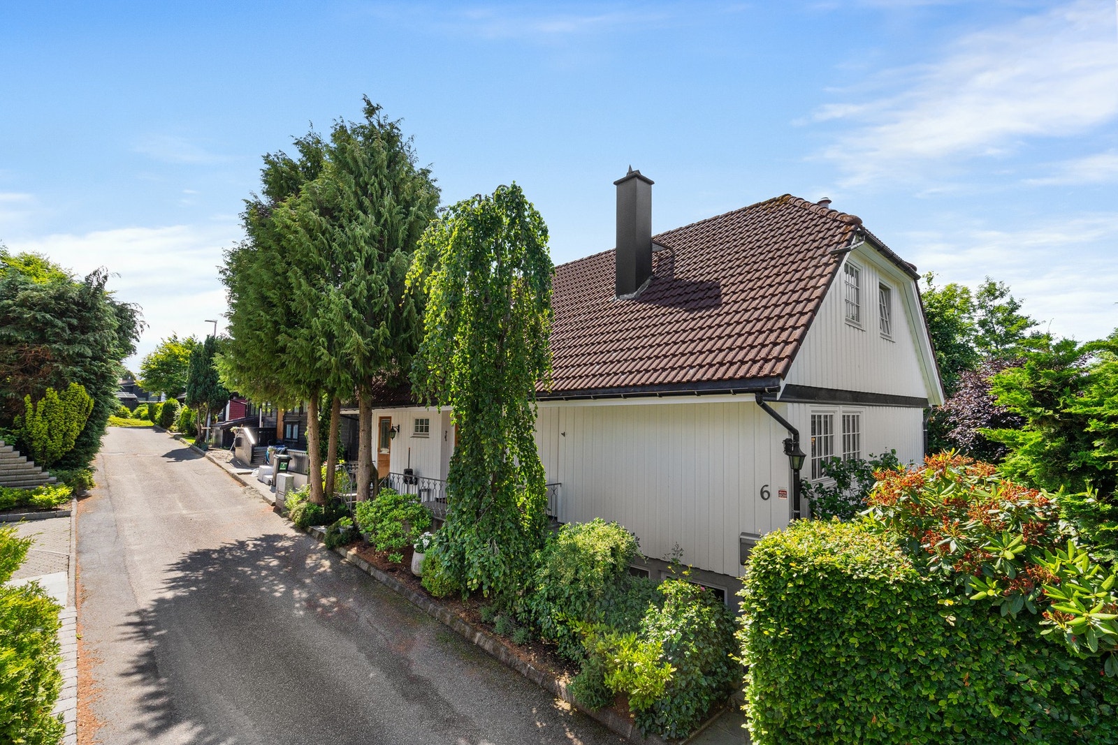 Boligen ligger i et rolig boligfelt med lite trafikk. Galleribilde