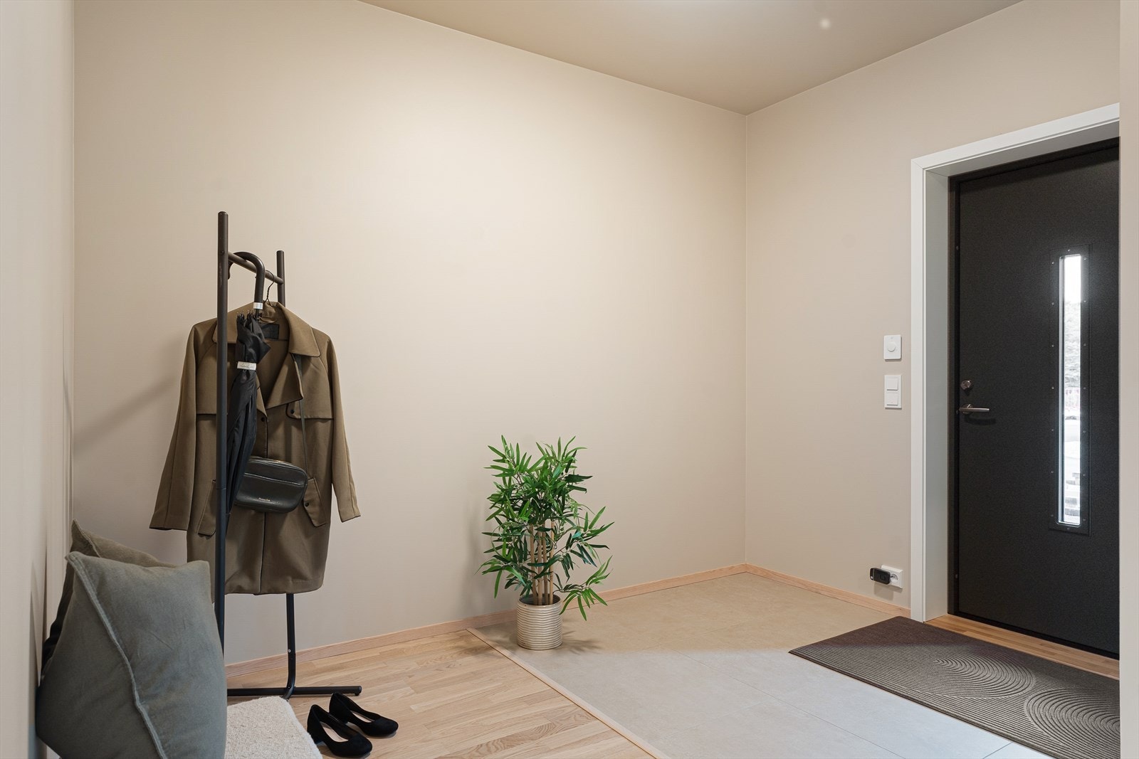 Romslig entré med god plass til garderobe til oppbevaring av yttertøy Galleribilde