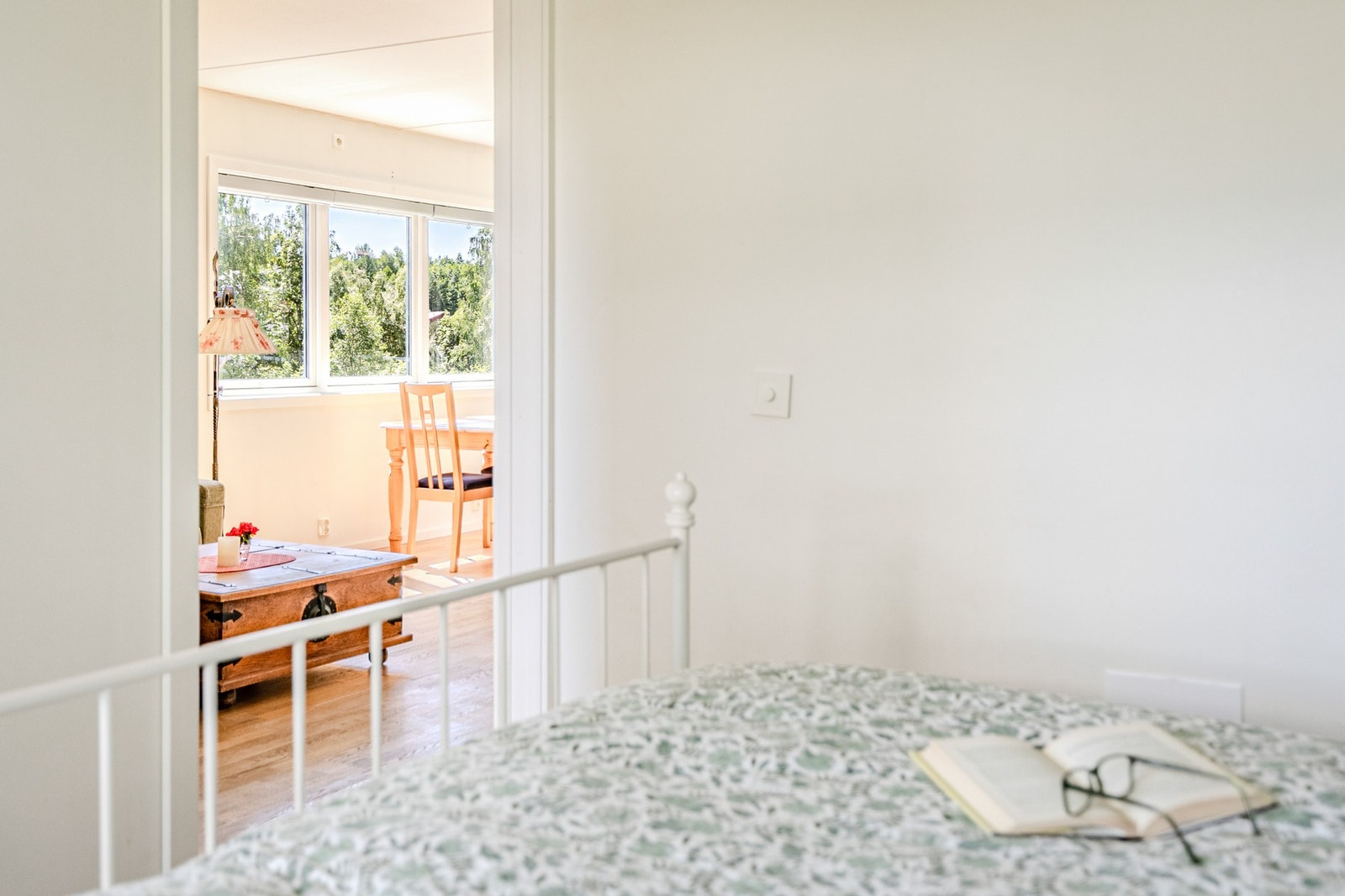 Soverom med stuen i bakgrunn Galleribilde