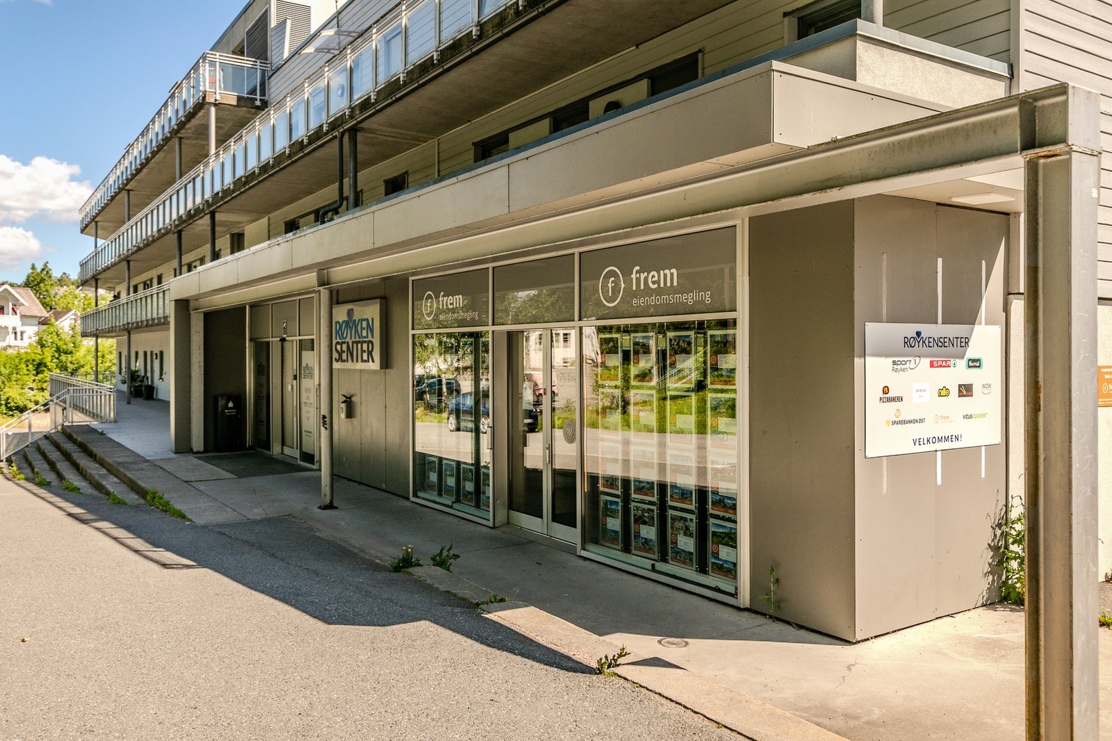 Inngang til kjøpesenter fra Spikkestadveien Galleribilde