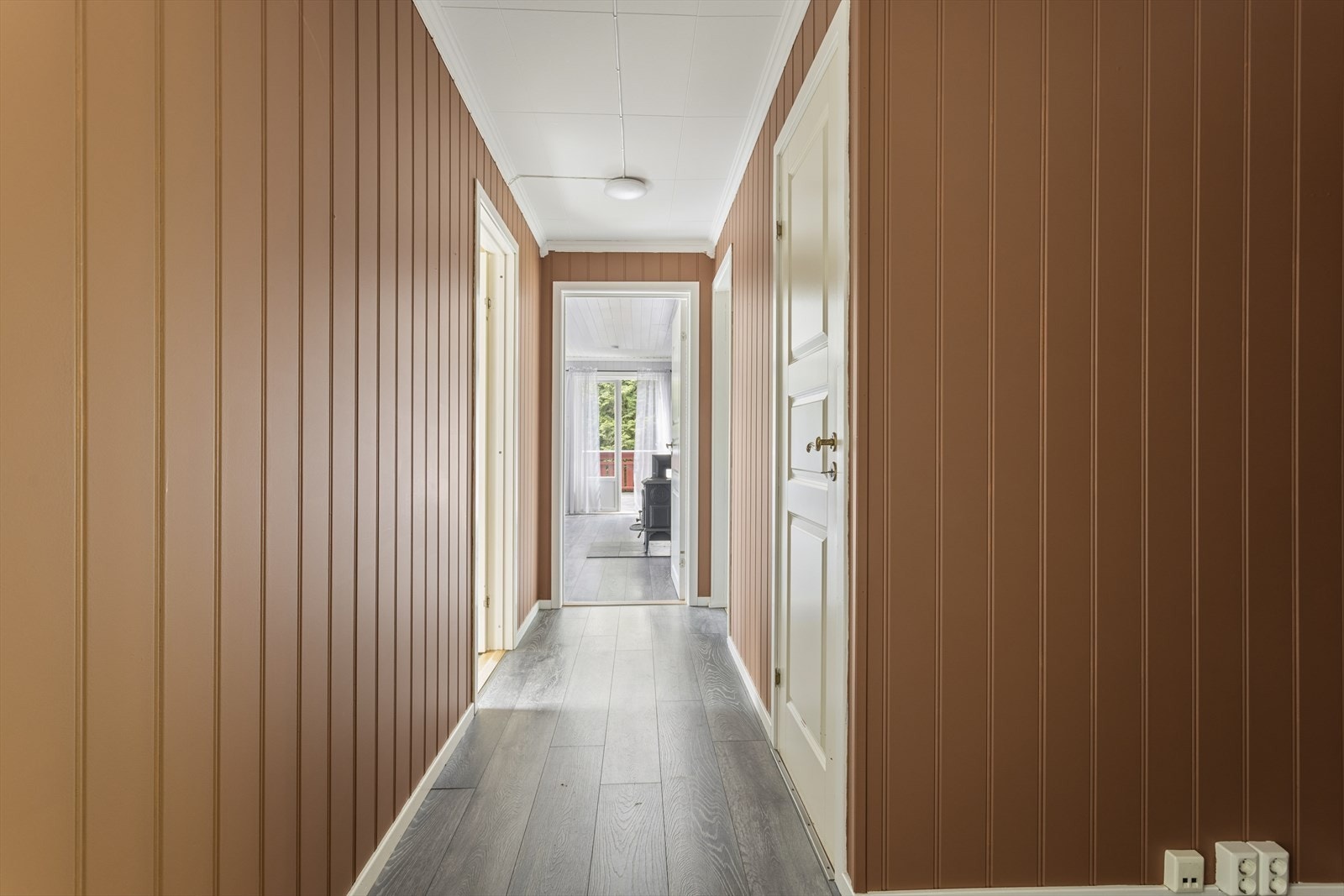 Gangen har malte panelvegger og laminat på gulvet, som i flere av rommene. Galleribilde