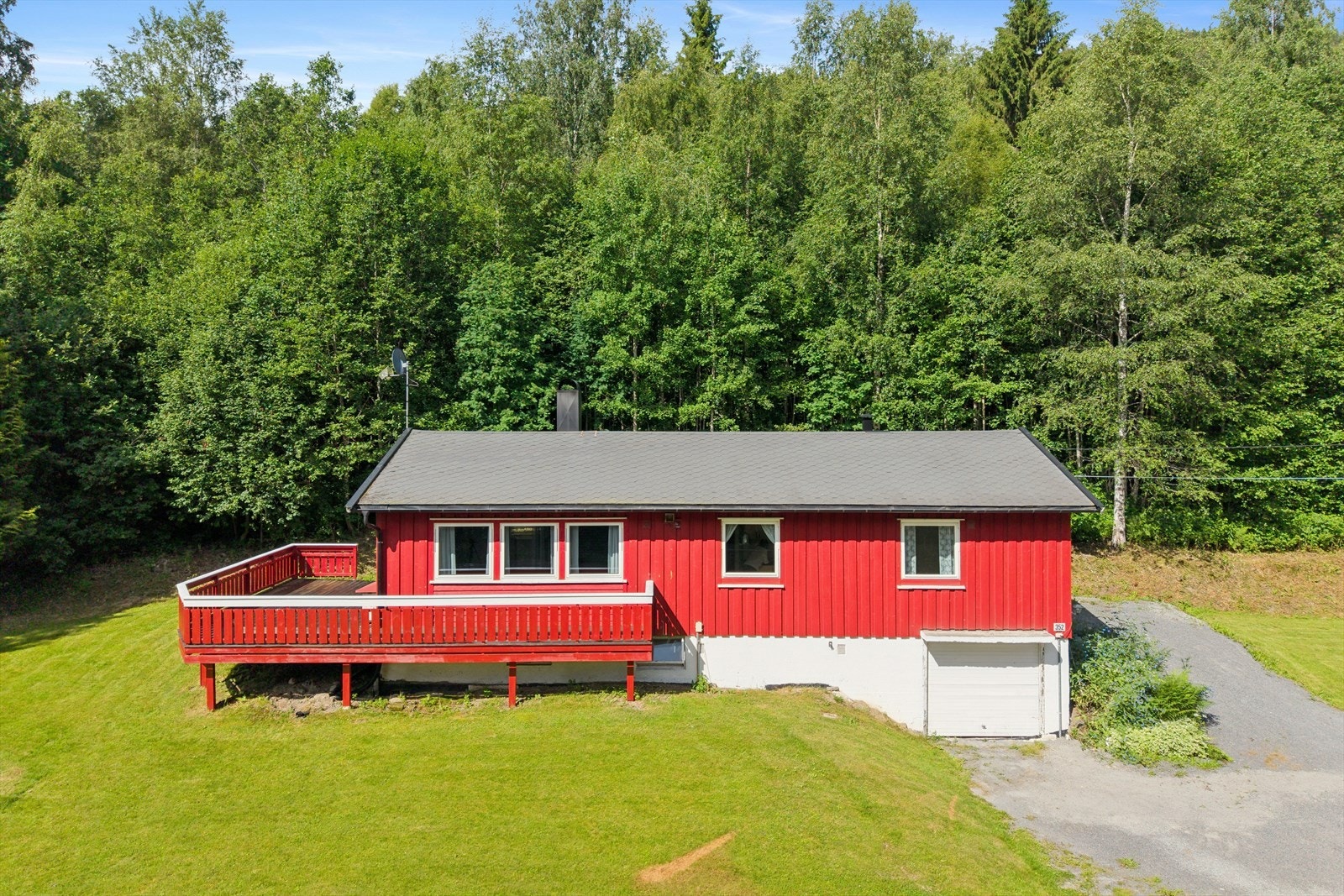 Eiendommen ligger i et rolig og etablert område, omkranset av skog og landskap. Galleribilde