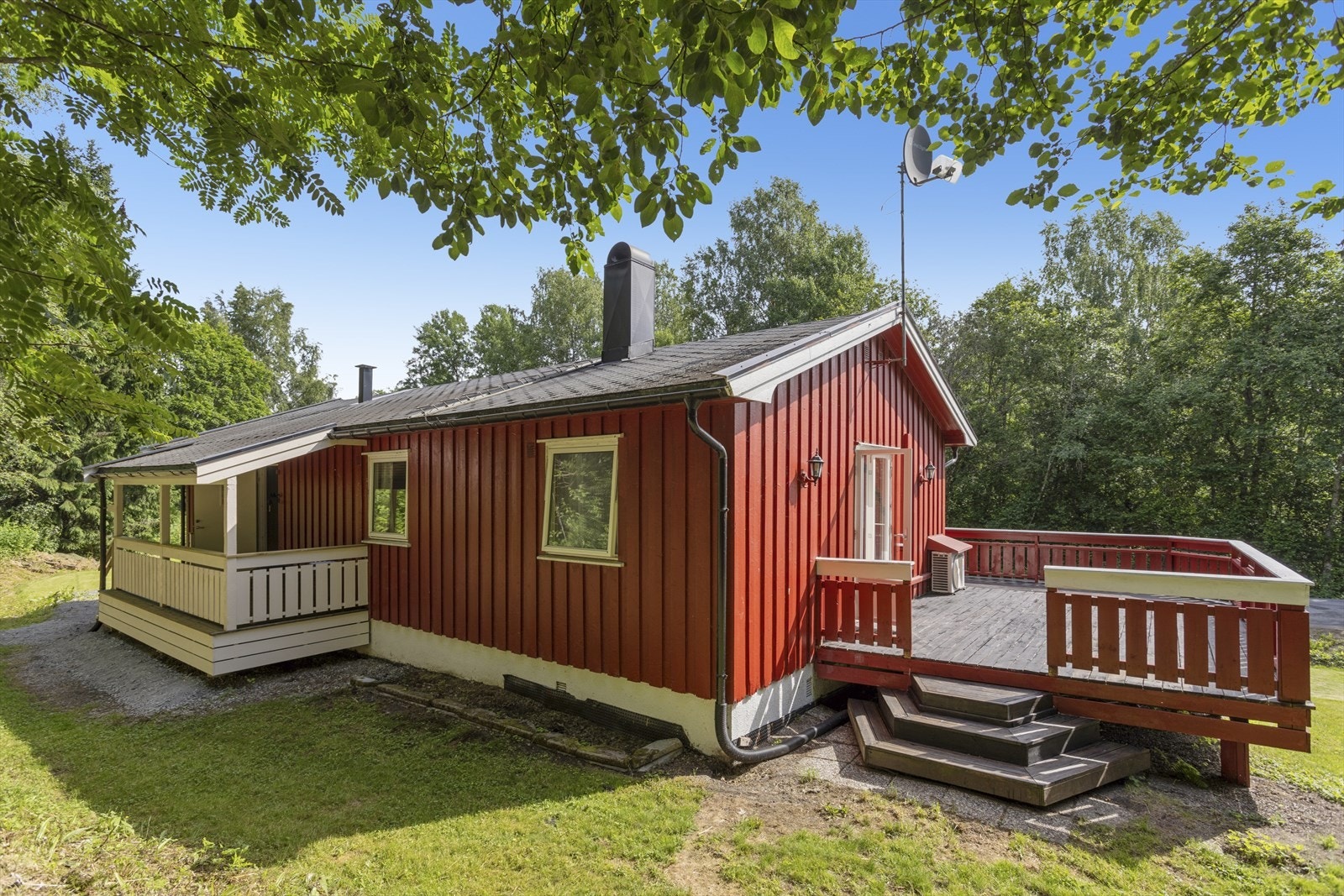 Det er trapp fra terrassen til en stor hage med plen, som gir gode muligheter for både lek, aktivitet og hyggelige uteopphold. Galleribilde