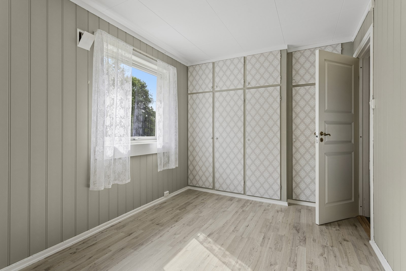 Ett av soverommene er utstyrt med garderobeskap for god oppbevaring. Galleribilde