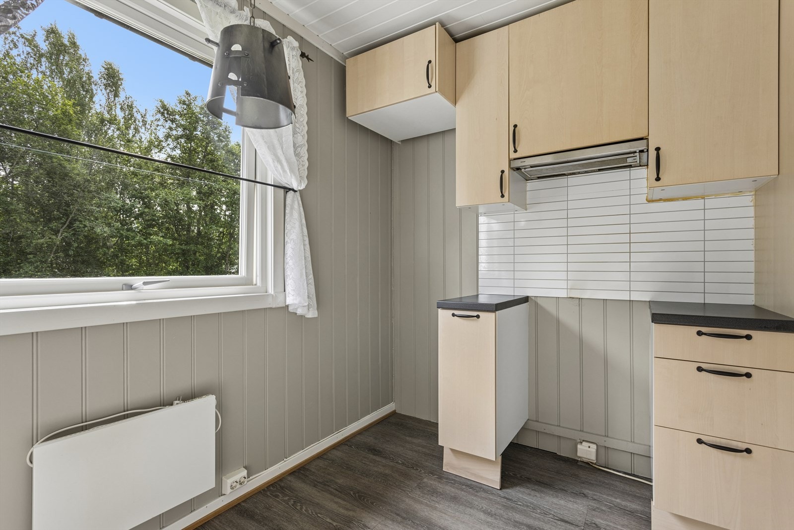 Det er plass til frittstående komfyr og kjøleskap. Galleribilde