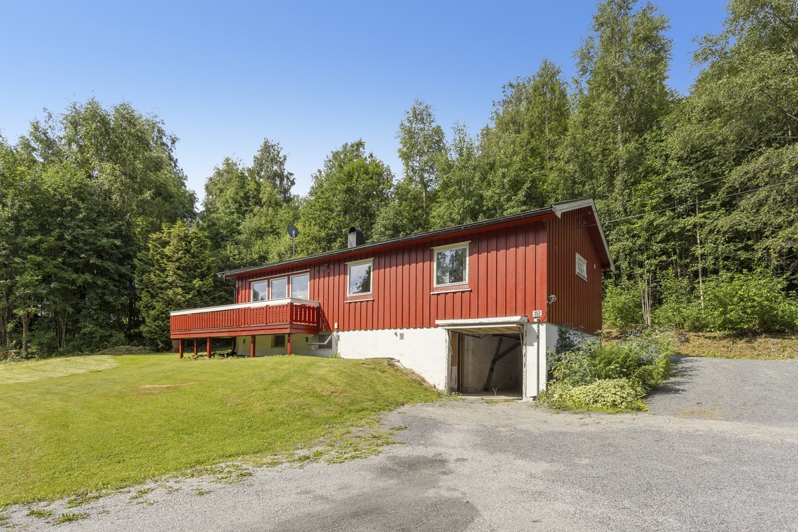 I tillegg til den frittstående garasjen har boligen en garasje integrert i kjelleren. Galleribilde