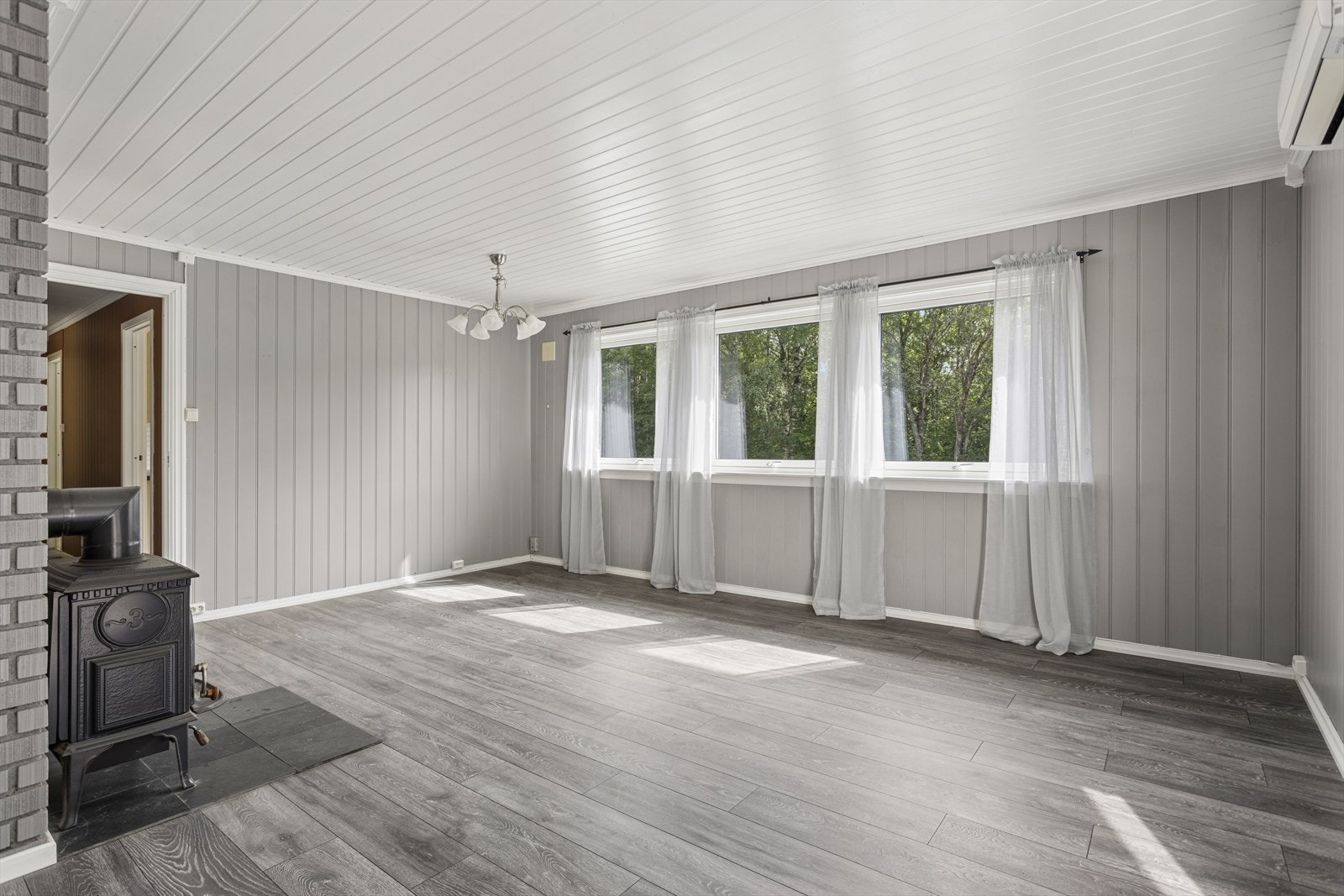Den romslige stuen har gode møbleringsmuligheter, med plass til flere sosiale soner. Galleribilde