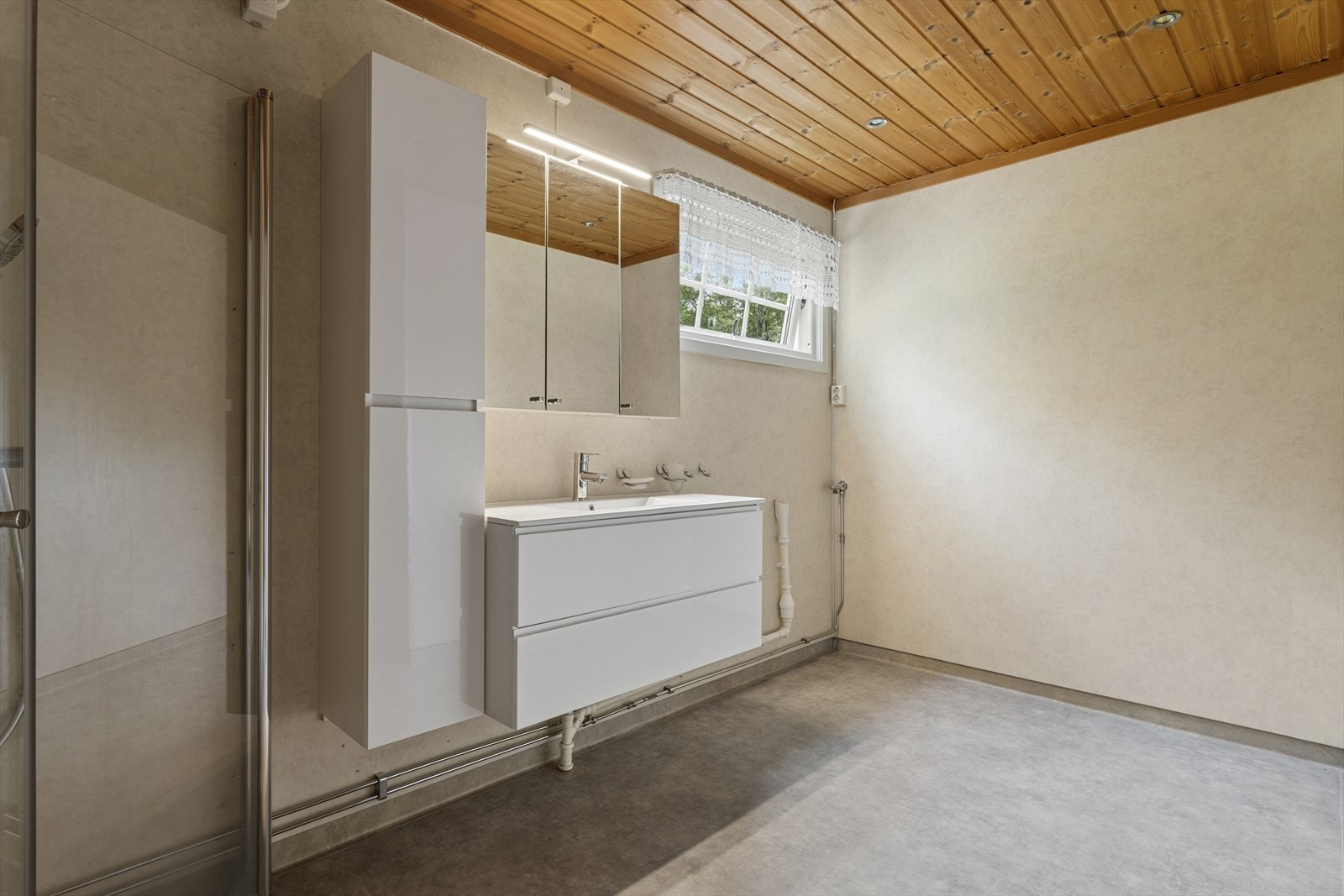 Badet ble bygget av fagfolk i 2009 og har vinylbelegg med gulvvarme. Galleribilde