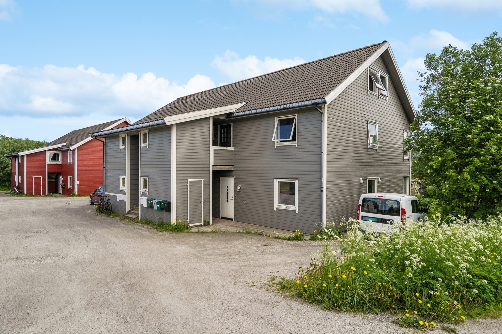 Gode parkeringsmuligheter på felles gårdsplass, det medfølger 1 parkeringsplass med seksjonen. Galleribilde