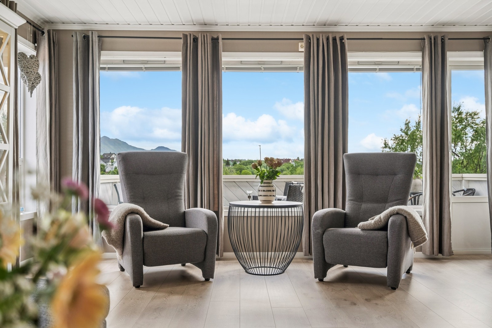 De store vinduene i stuen rammer inn den grønne utsikten. Galleribilde