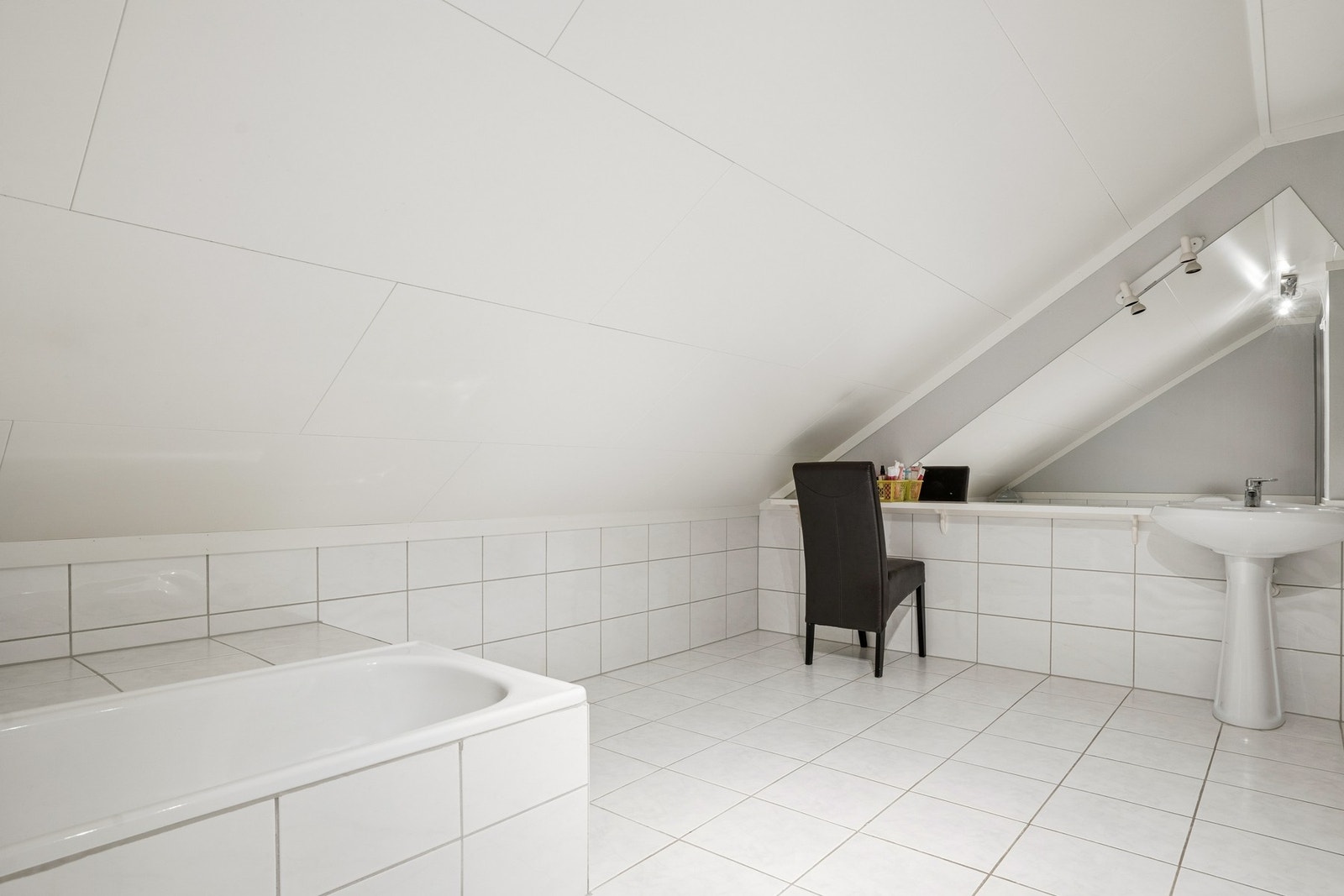 Badet har servant og god plass under skråtaket. Galleribilde