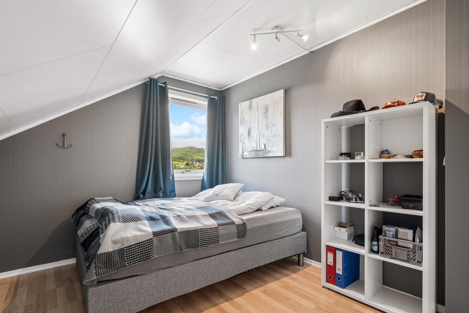 Loftet består av 2 soverom, bad og kott. Galleribilde