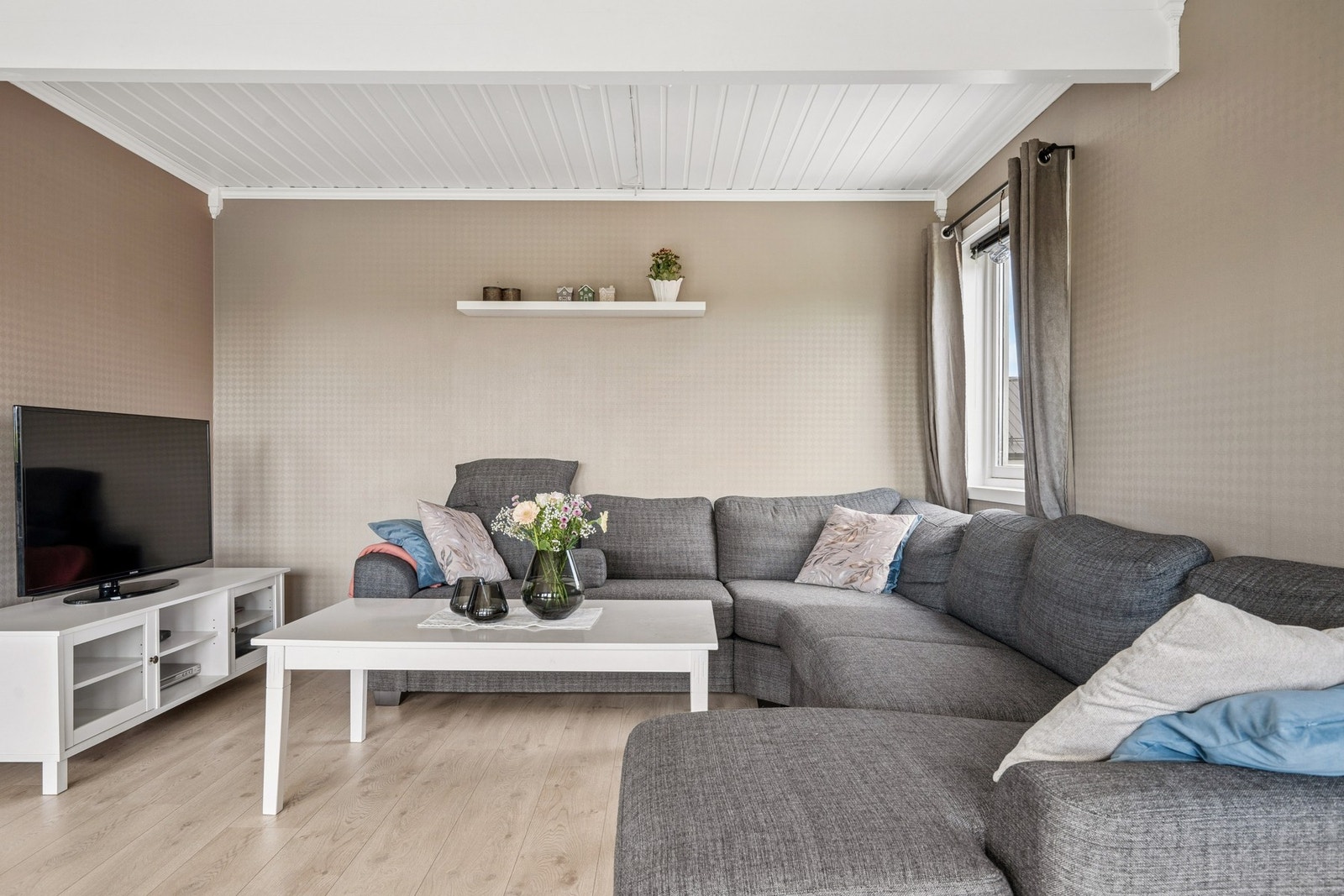 Stuen har god plass til en romslig sofa- og spisegruppe. Galleribilde