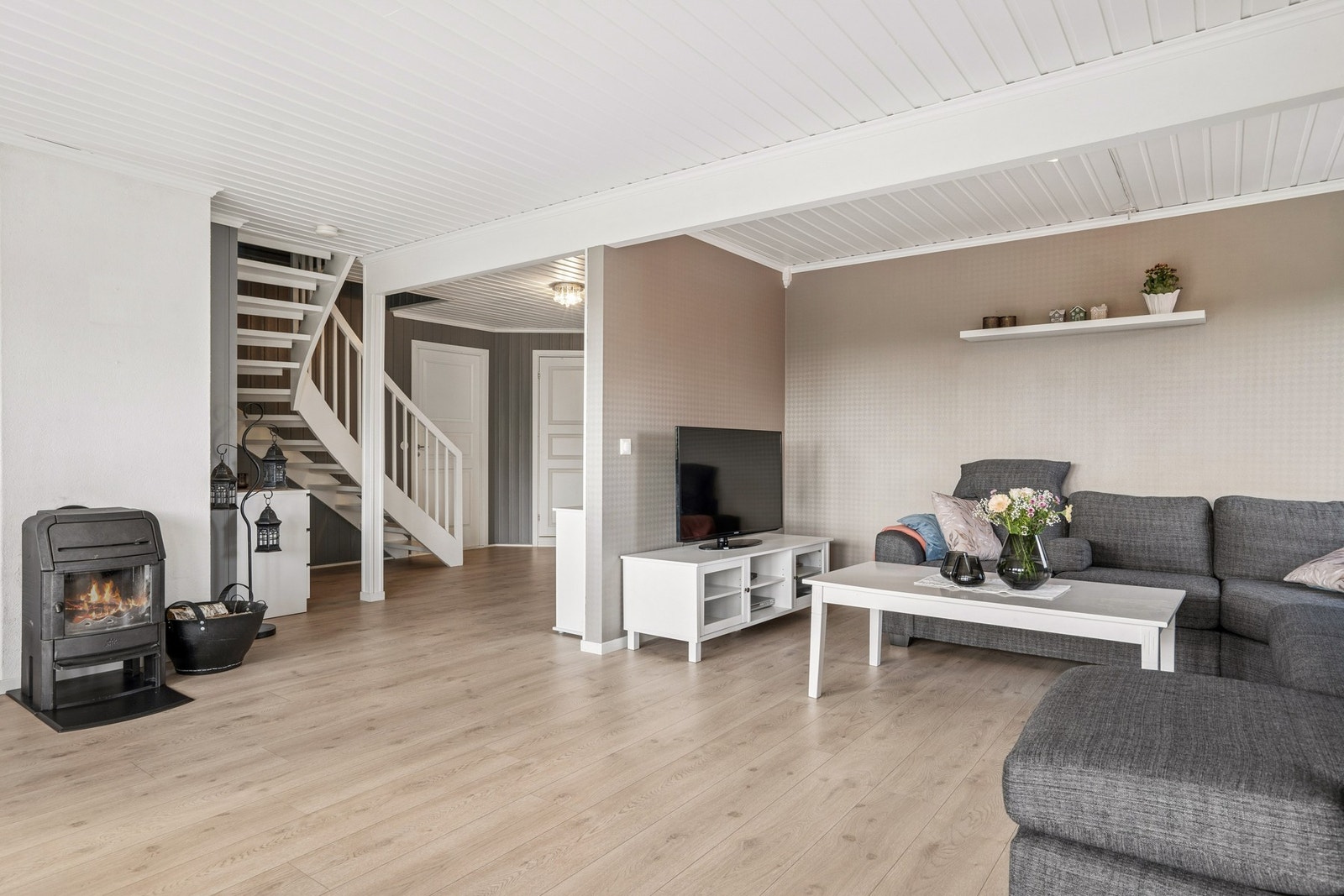 Stuen ligger i en åpen løsning med spiseplassen på kjøkkenet. Galleribilde