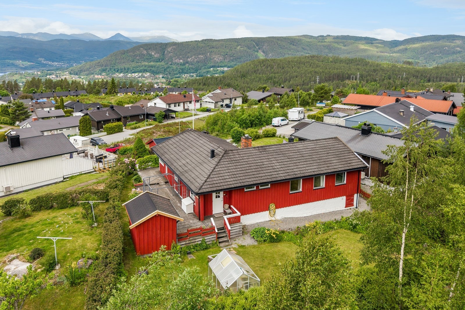 Dronefoto av boligen og nærområdet. Galleribilde