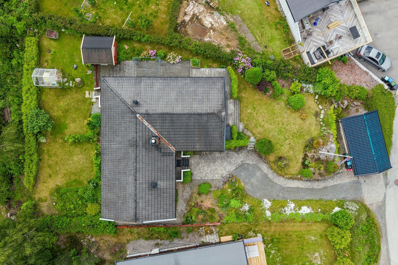 Eiendommen har en total terrasseflate på 73 m², fordelt på tre soner. Galleribilde