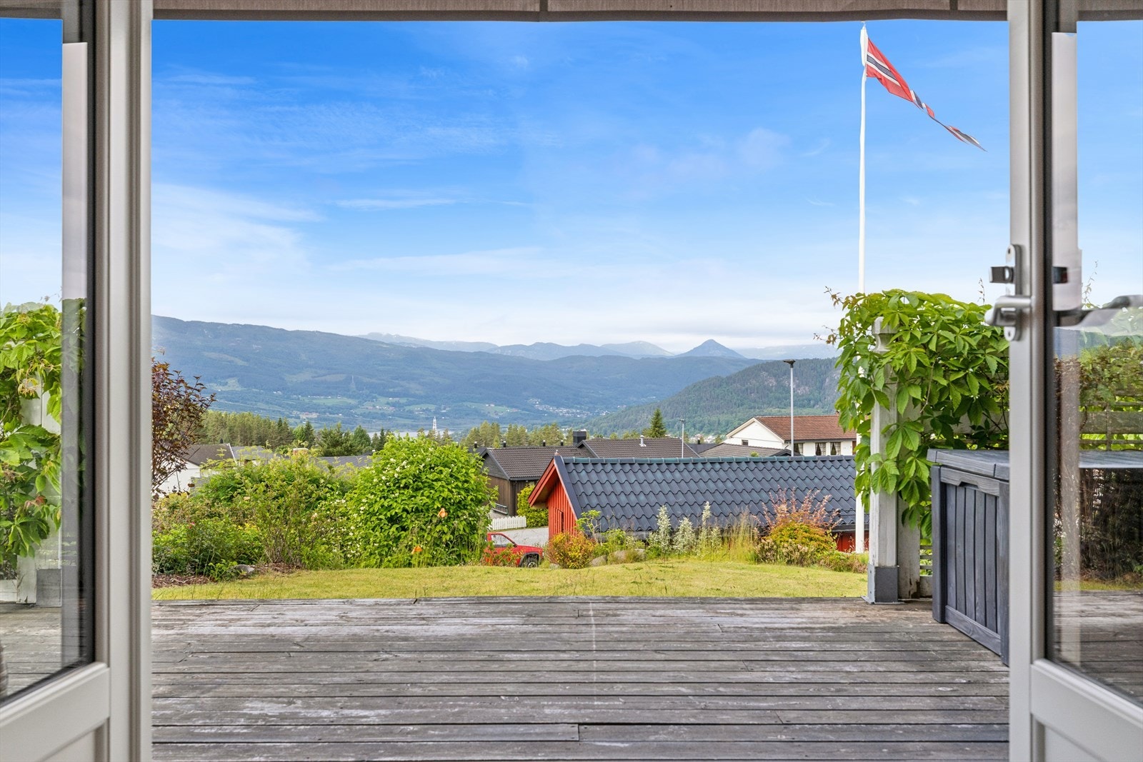Utsikten strekker seg over nærområdet fra de store terrasseområdene. Galleribilde