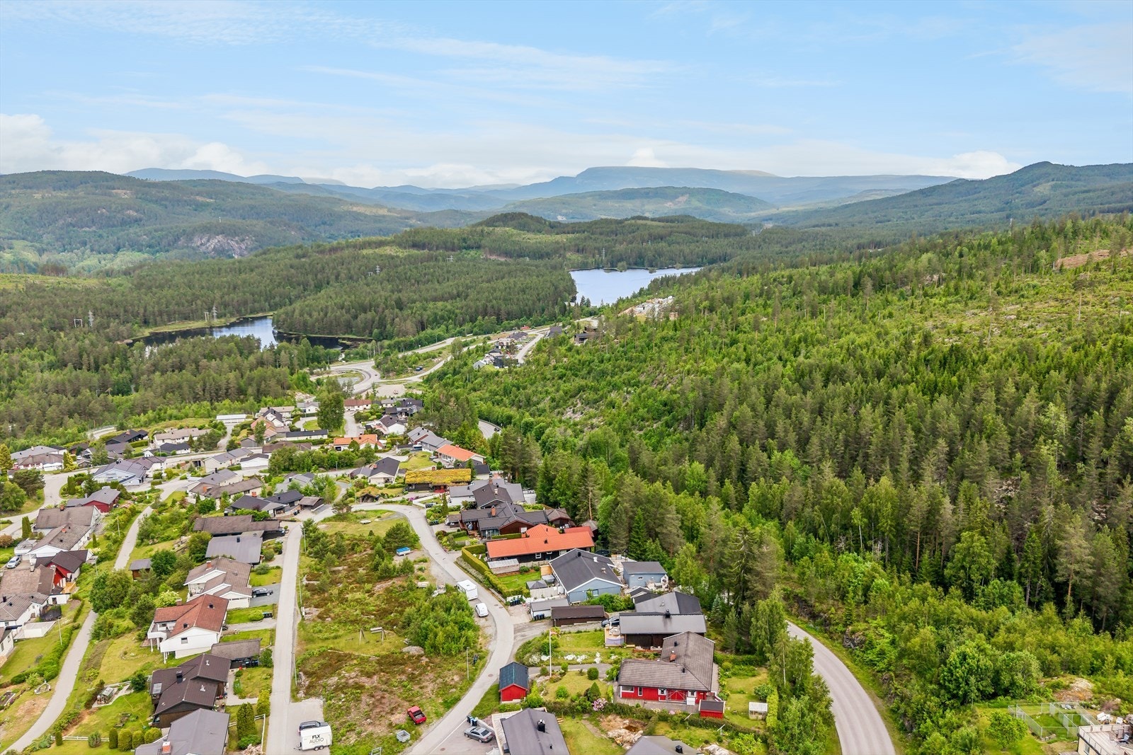 Skogen starter like bak boligfeltet og gir umiddelbar nærhet til natur og rekreasjonsmuligheter. Galleribilde