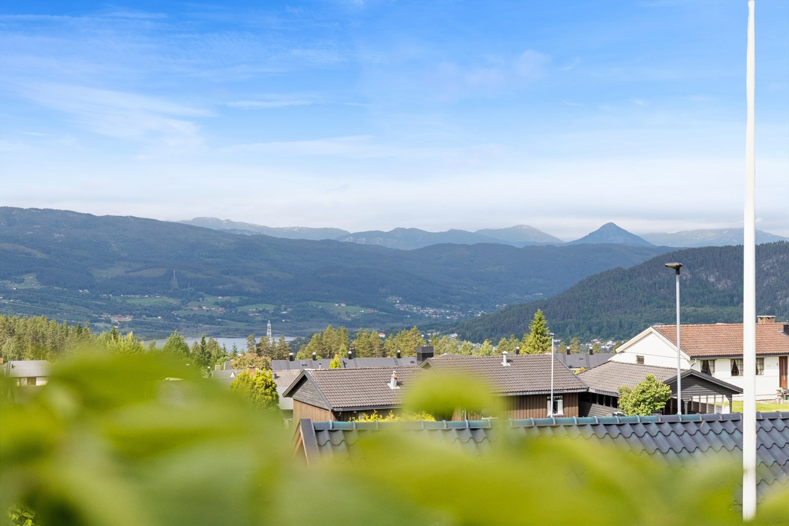 Fra eiendommen er det utsikt over Notodden og fjellene rundt. Galleribilde