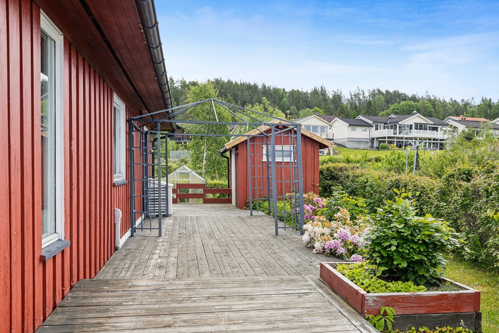 En av de tre terrassene, med en frittstående bod for ekstra lagring. Galleribilde