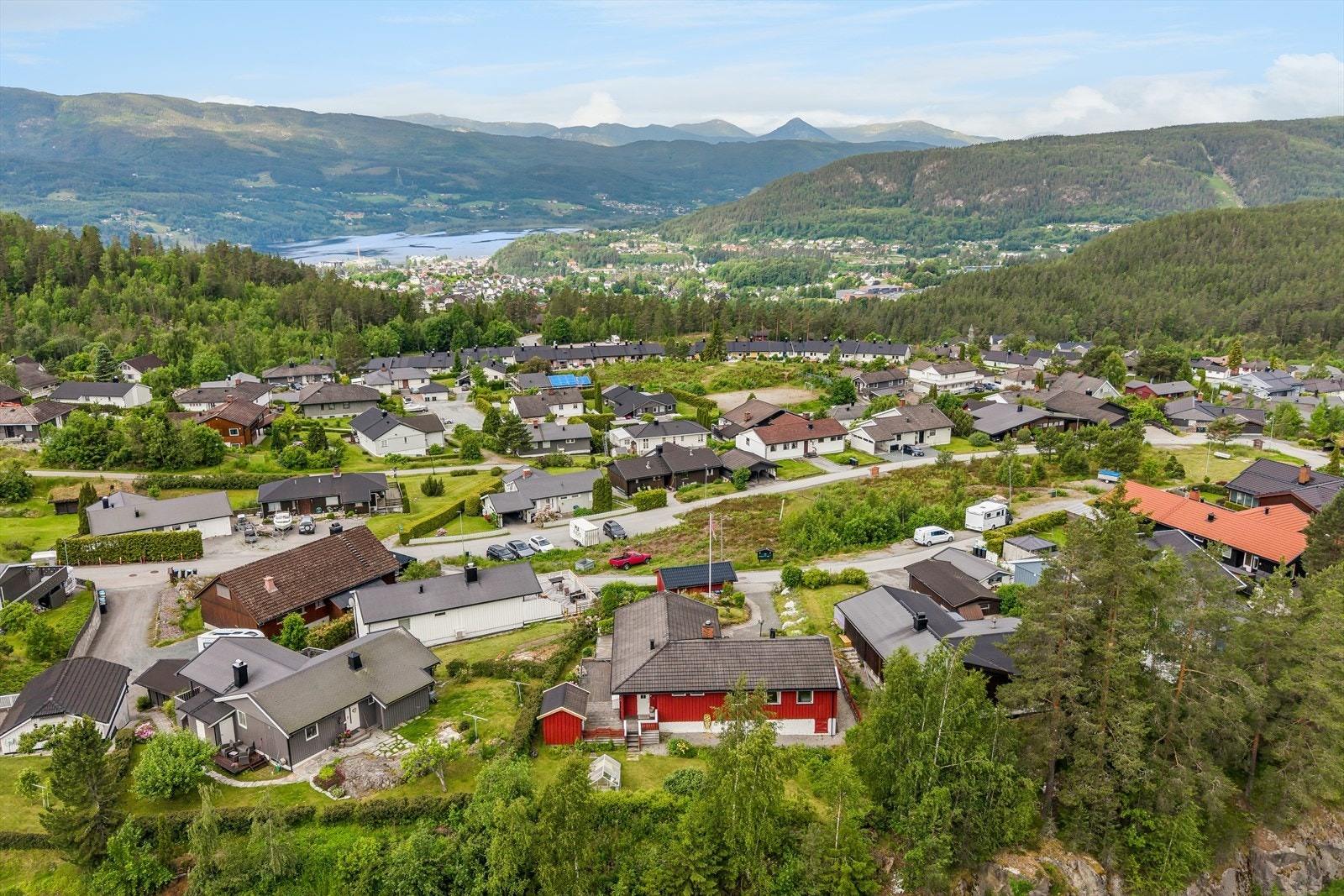 Eiendommen ligger på Høgås i den solrike åssiden over Notodden, med flott utsikt mot omkringliggende fjell og naturområder. Galleribilde