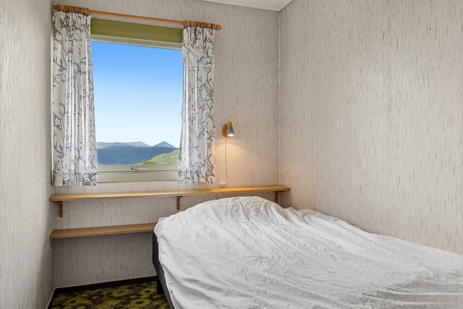 Soverom med utsikt over nærområdet og fjellene. Galleribilde
