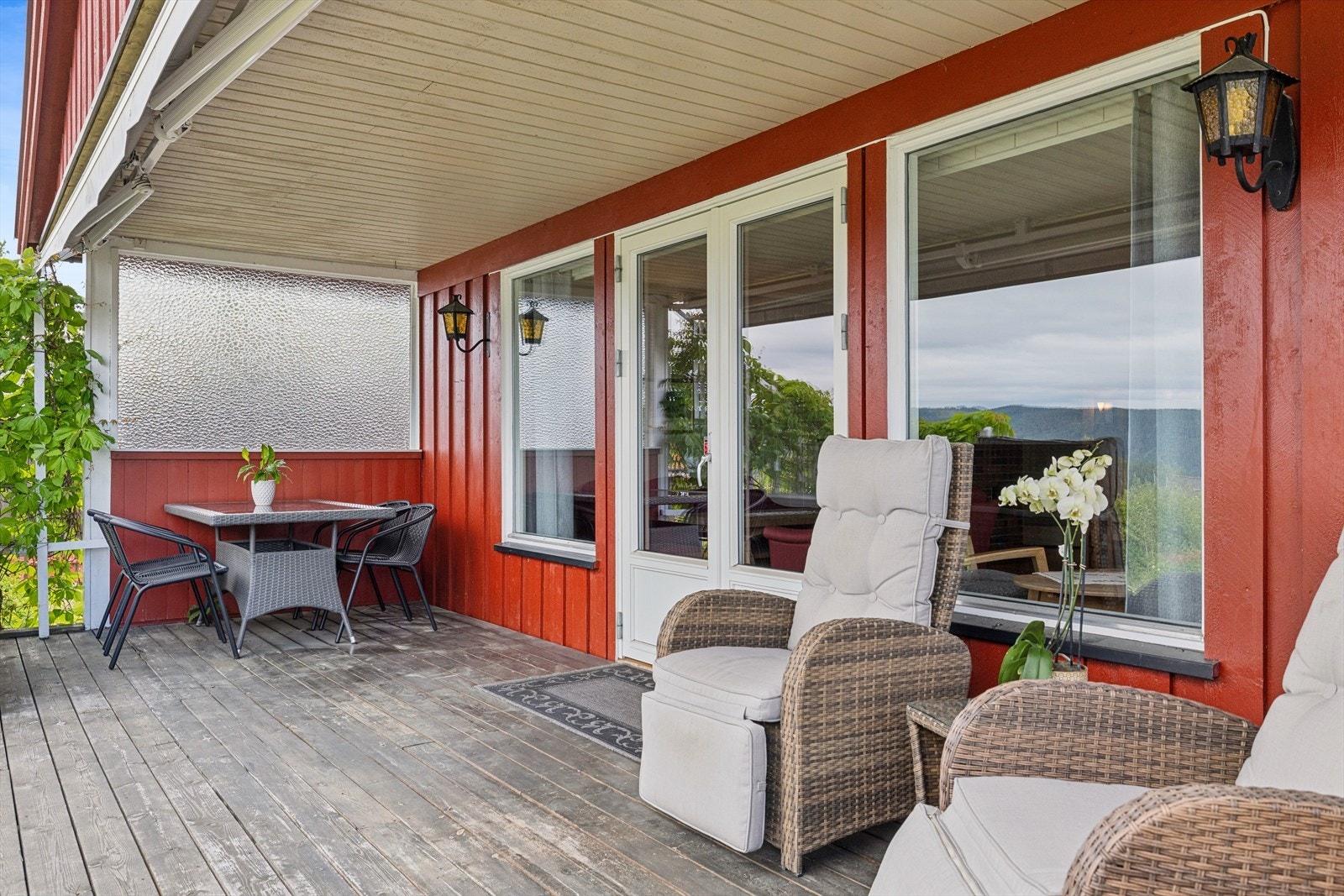 Fra stuen er det adkomst til en delvis overbygget terrasse som forlenger oppholdsarealet utendørs. Her kan man nyte solrike dager og lune sommerkvelder i skjermede omgivelser. Galleribilde