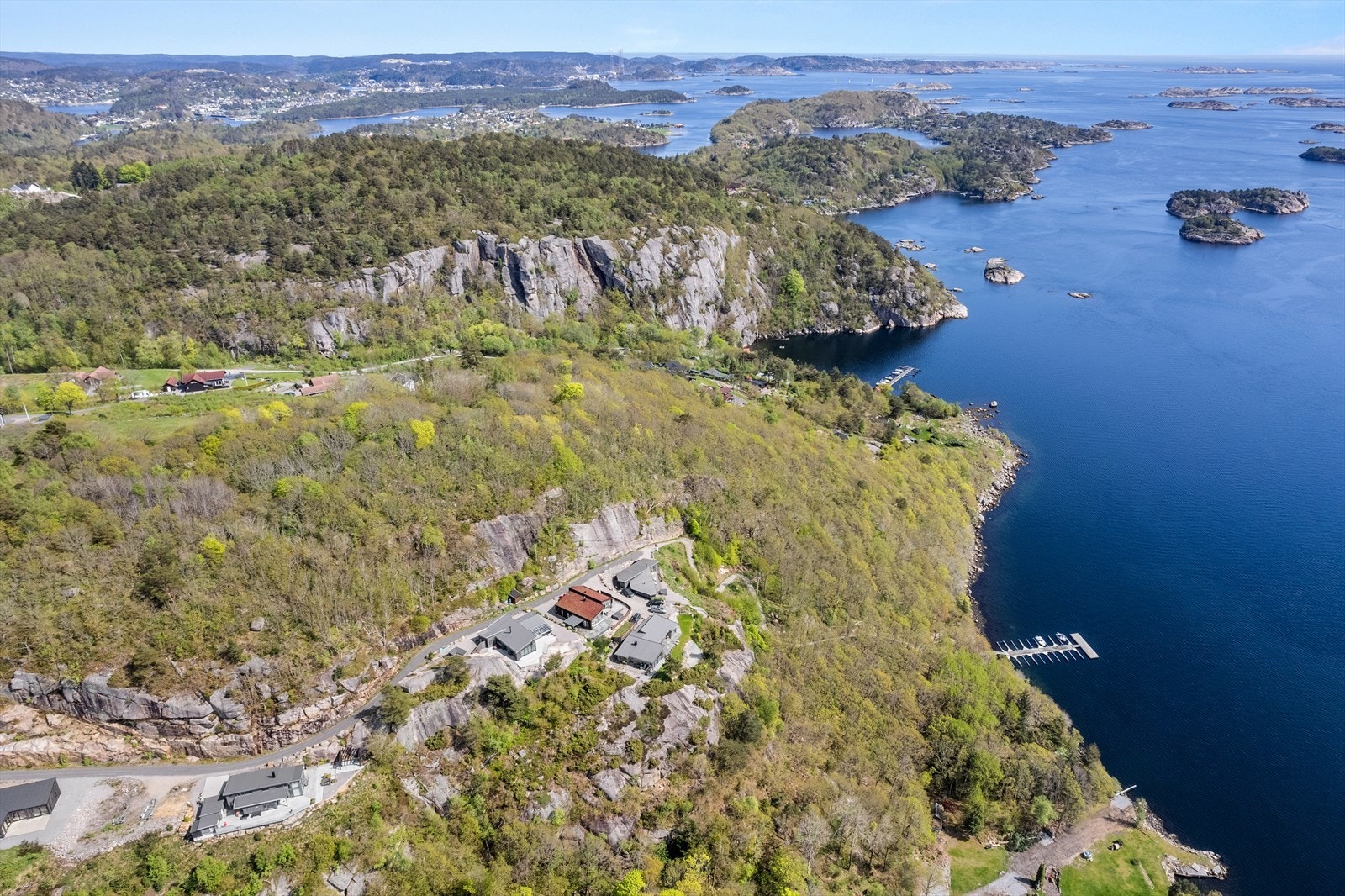 Det er anledning til å kjøpe rett til båtplass med 2,5 meters lysåpning på flytebrygge i fellesanlegg. Flytebryggen sees til høyre i bildet. Galleribilde