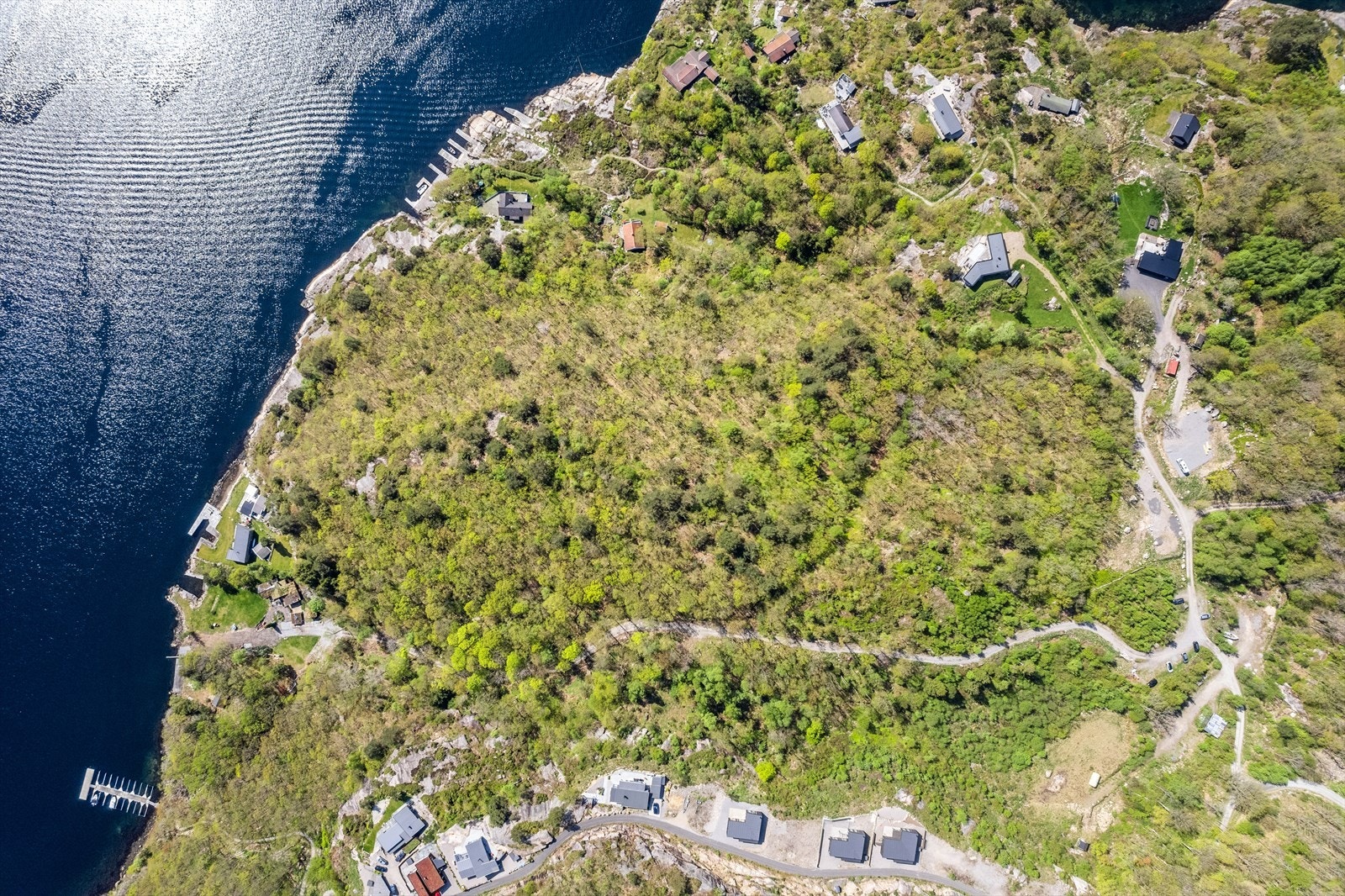 Parkering på egen tomt. Det er i tillegg mulighet for kjøp av ekstra parkering nedenfor feltet, merket P1/P2 i reguleringsplanen. Videre skal det opparbeides gressplen nedenfor hyttefeltet. Galleribilde