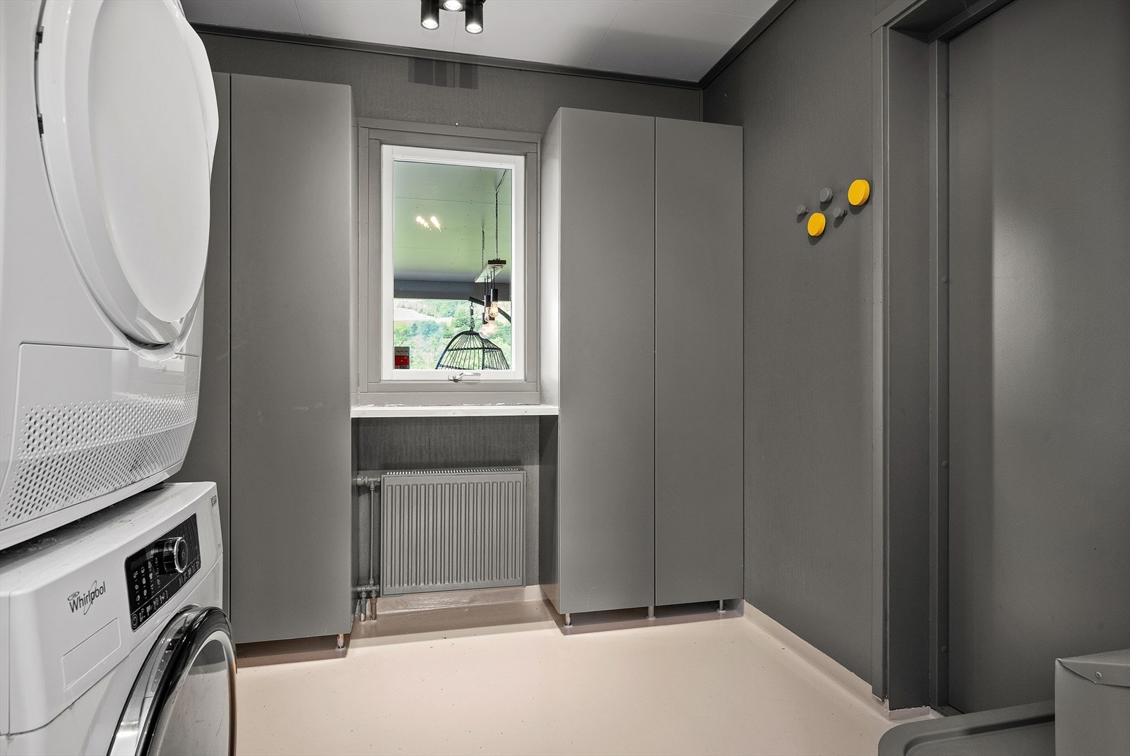 Utstyrt med opplegg for vaskemaskin, skyllekum, vannmåler, stoppekran og naturlig avtrekk , nibe f 750sikringsskap. Galleribilde