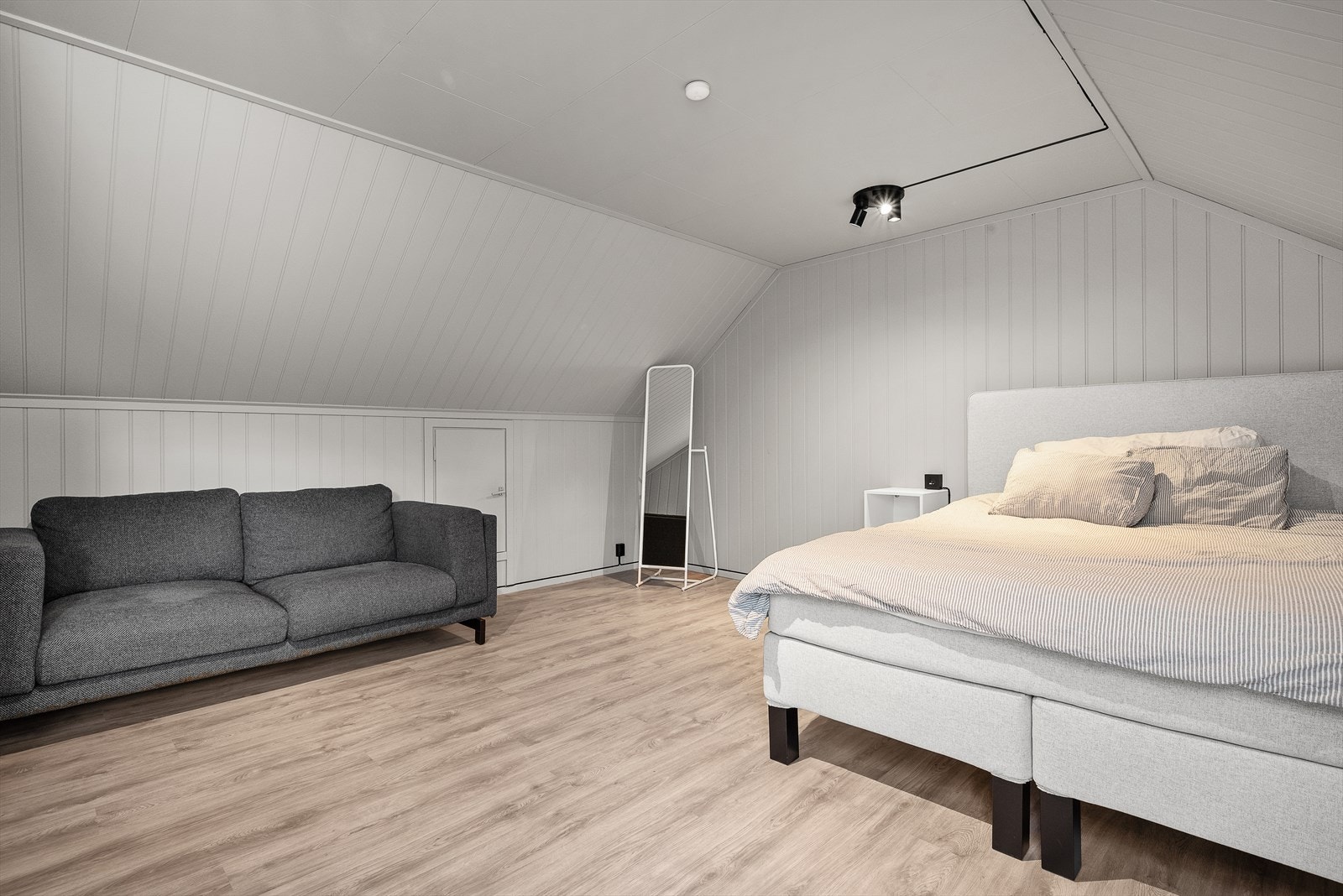 2. etasjen byr på 3 romslige soverom. Dette på 18,5 gir godt med plass til stor seng og mulighet for å møblere med litt større innredning. Galleribilde