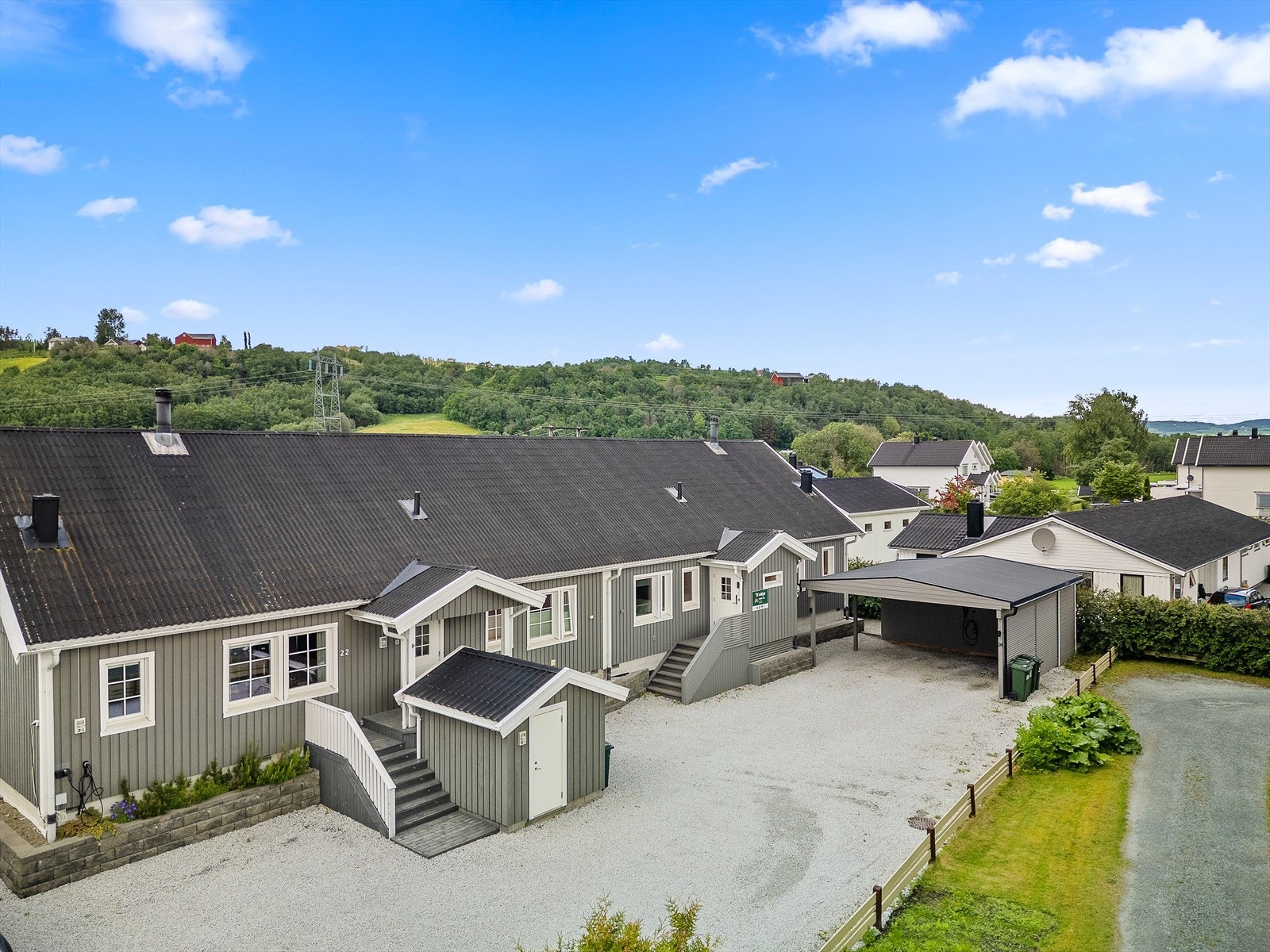 DronefotoEneboligen ligger i et hyggelig, lite boligfelt ved Gaula, i landlige og fredfulle omgivelser nord for Melhus sentrum. Galleribilde