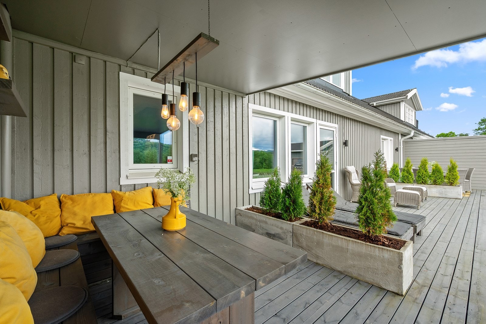 Boligens terrasse- og balkongareal går over 100 kvm! Her har man en rekke møbleringsmuligheter. Galleribilde