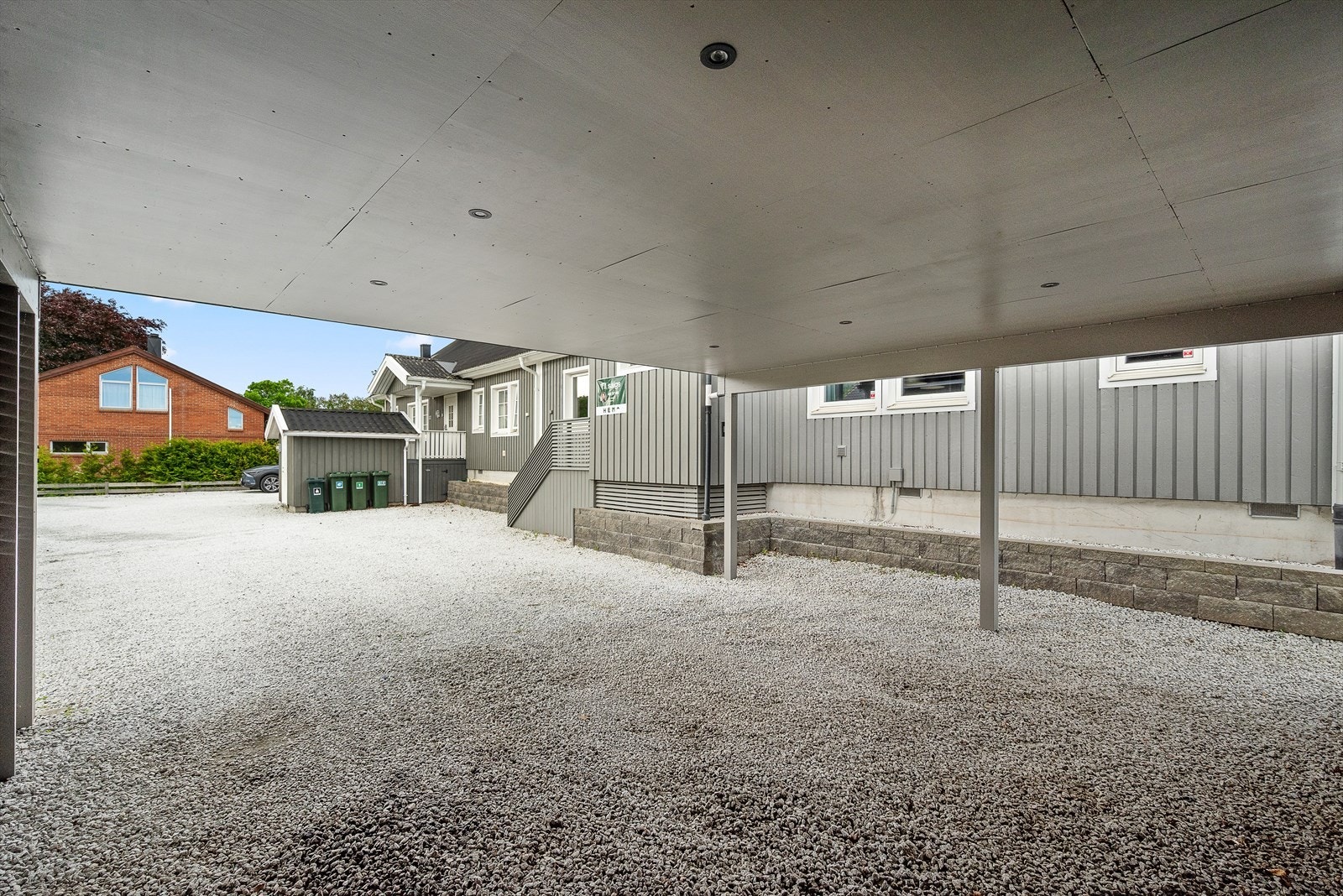 Her har man mulighet til å parkere i carport og gårdsplass. Galleribilde